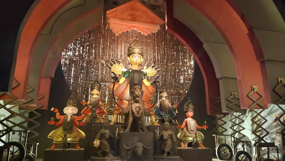 সমাজসেবী ও বালিগঞ্জ কালচারাল, হিন্দুস্থান বরাবরই সবার পছন্দ ৷ তাঁদের পুজোর থিম সব সময়ই সবাইকে মাতিয়ে রেখেছে এবারও তার হেরফের হলো না ৷ Photo: Abir Ghoshal সমাজসেবী ও বালিগঞ্জ কালচারাল, হিন্দুস্থান বরাবরই সবার পছন্দ ৷ তাঁদের পুজোর থিম সব সময়ই সবাইকে মাতিয়ে রেখেছে এবারও তার হেরফের হলো না ৷ Photo: Abir Ghoshal
