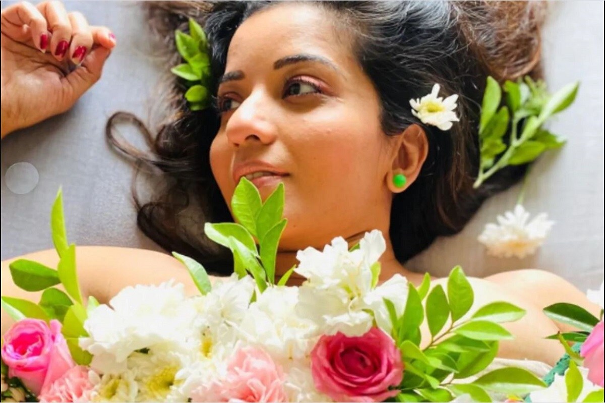 মোনালিসাকে বাংলার ওয়েব সিরিজ 'দুপুর ঠাকুরপো' সিজন ২তে কাজ করতে দেখা যায়। সেখানে মোনালিসা ঝুমা বউদির চরিত্রে অভিনয় করেন। তাঁর অভিনয় ও রূপে মুগ্ধ হয়েছিল দর্শক। এবার ফের সারা ফেললেন মোনালিসা। photo source collected মোনালিসাকে বাংলার ওয়েব সিরিজ 'দুপুর ঠাকুরপো' সিজন ২তে কাজ করতে দেখা যায়। সেখানে মোনালিসা ঝুমা বউদির চরিত্রে অভিনয় করেন। তাঁর অভিনয় ও রূপে মুগ্ধ হয়েছিল দর্শক। এবার ফের সারা ফেললেন মোনালিসা। photo source collected