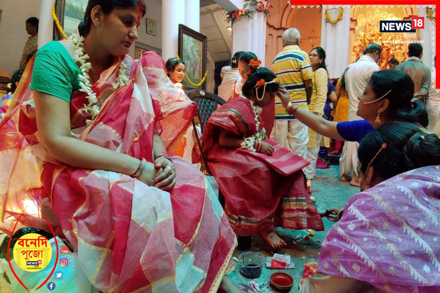 নবমীতে সবধা ও কুমারী পুজোর আগে আলতা পরানো হচ্ছে ৷