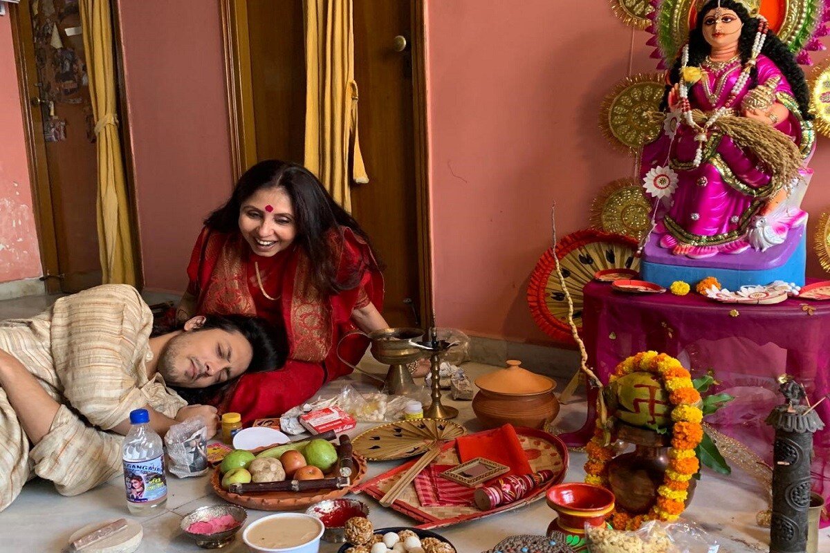 করোনার জন্য এবার দুর্গাপুজোতেও ছিল না জাঁকজমক। তেমন ছবিই ধরা পড়ল লক্ষ্মী পুজোতেও। অভিনেত্রী চৈতি ঘোষালের বাড়িতেও এবার ছোট করেই হল মায়ের পুজো। করোনার জন্য এবার দুর্গাপুজোতেও ছিল না জাঁকজমক। তেমন ছবিই ধরা পড়ল লক্ষ্মী পুজোতেও। অভিনেত্রী চৈতি ঘোষালের বাড়িতেও এবার ছোট করেই হল মায়ের পুজো।