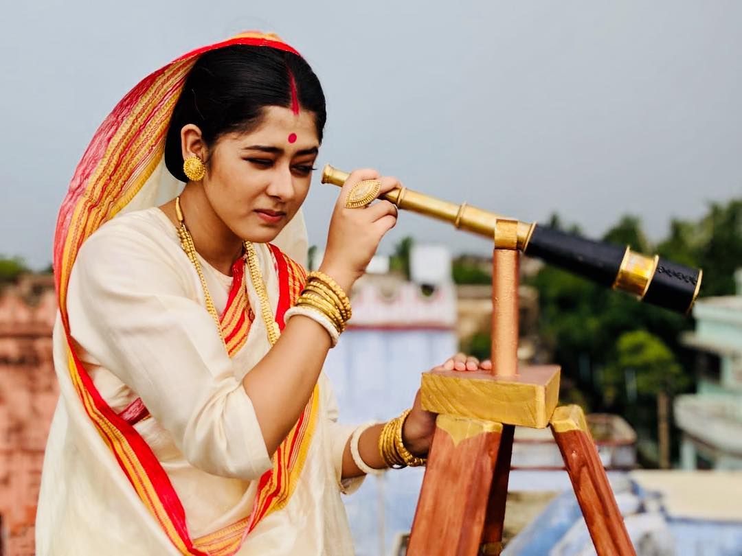 *'রানি রাসমণি' সিরিয়ালের জন্য দিতিপ্রিয়া পৌঁছে গিয়েছেন মানুষের ঘরে ঘরে। জায়গা করে নিয়েছেন সকলের মনে। এই ছোট্ট বয়সেই তিনি অভিনয় করছেন রানি রাসমণির চরিত্রে। এবং তাঁকে দেখলে কে বলবে এই মেয়ে সবে ১২ ক্লাস পাশ করেছে ! এতটাই দক্ষ তাঁর অভিনয়। ছবি: ইনস্টাগ্রাম। *'রানি রাসমণি' সিরিয়ালের জন্য দিতিপ্রিয়া পৌঁছে গিয়েছেন মানুষের ঘরে ঘরে। জায়গা করে নিয়েছেন সকলের মনে। এই ছোট্ট বয়সেই তিনি অভিনয় করছেন রানি রাসমণির চরিত্রে। এবং তাঁকে দেখলে কে বলবে এই মেয়ে সবে ১২ ক্লাস পাশ করেছে ! এতটাই দক্ষ তাঁর অভিনয়। ছবি: ইনস্টাগ্রাম।