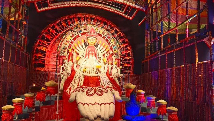 প্রতিমা থেকে প্যান্ডেল ৷ সবেতেই অভিনবত্বের ছাপ৷ 