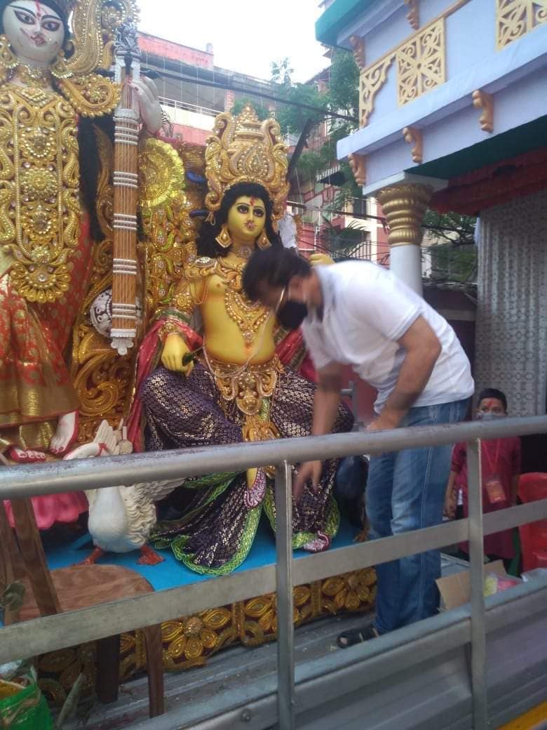 দুর্গা পুজোর জন্য সারা বছর অপেক্ষা করে থাকে বাঙালি ৷ মহারাজও তাই ৷ যখন খেলতেন, তখন হয়তো বেশিরভাগ পুজোই তাঁর কেটেছে কলকাতার বাইরে ৷ কিন্তু খেলা ছাড়ার পর পুজোর পাঁচটা দিন অন্যান্য বাঙালিদের মতোই আনন্দে মেতে ওঠেন সৌরভ গঙ্গোপাধ্যায়ও ৷ দুর্গা পুজোর জন্য সারা বছর অপেক্ষা করে থাকে বাঙালি ৷ মহারাজও তাই ৷ যখন খেলতেন, তখন হয়তো বেশিরভাগ পুজোই তাঁর কেটেছে কলকাতার বাইরে ৷ কিন্তু খেলা ছাড়ার পর পুজোর পাঁচটা দিন অন্যান্য বাঙালিদের মতোই আনন্দে মেতে ওঠেন সৌরভ গঙ্গোপাধ্যায়ও ৷