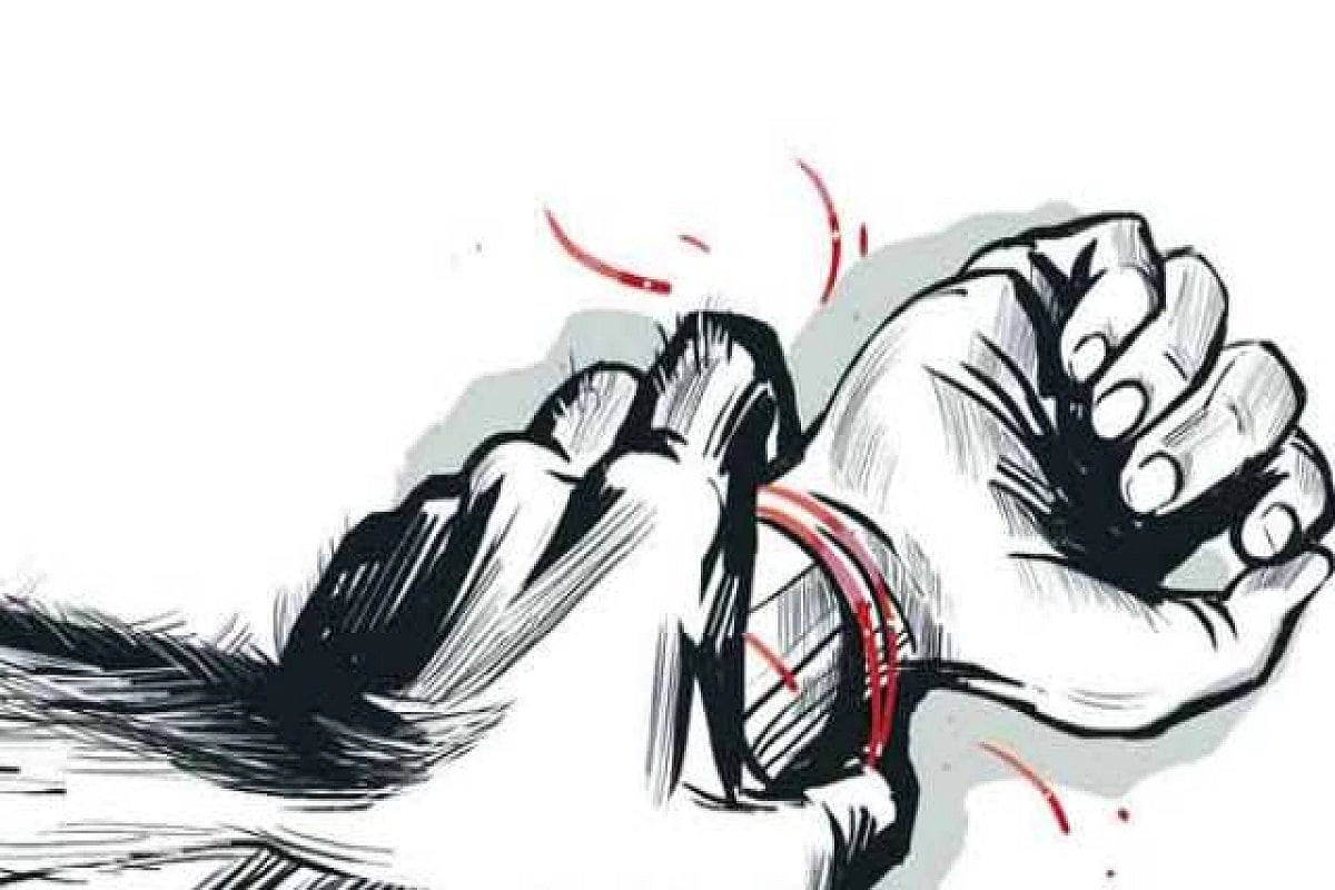 • ঘটনাটি ঘটেছে অরুণাচল প্রদেশে । জানা গিয়েছে, নির্যাতিতা ওই মহিলার বয়স কুড়ির কাছাকাছি । দীর্ঘ দিন ধরেই স্বামী আর শ্বশুরবাড়ির লোকজন অকথ্য নির্যাতন চালাত তাঁর উপর । রোজই চলত মারধর । প্রতীকী চিত্র । • ঘটনাটি ঘটেছে অরুণাচল প্রদেশে । জানা গিয়েছে, নির্যাতিতা ওই মহিলার বয়স কুড়ির কাছাকাছি । দীর্ঘ দিন ধরেই স্বামী আর শ্বশুরবাড়ির লোকজন অকথ্য নির্যাতন চালাত তাঁর উপর । রোজই চলত মারধর । প্রতীকী চিত্র ।