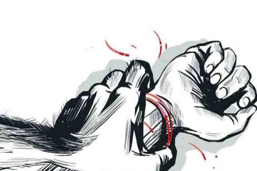 • ঘটনাটি ঘটেছে অরুণাচল প্রদেশে । জানা গিয়েছে, নির্যাতিতা ওই মহিলার বয়স কুড়ির কাছাকাছি । দীর্ঘ দিন ধরেই স্বামী আর শ্বশুরবাড়ির লোকজন অকথ্য নির্যাতন চালাত তাঁর উপর । রোজই চলত মারধর । প্রতীকী চিত্র ।
