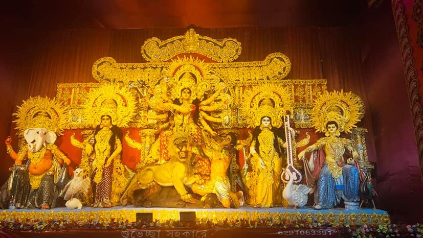 তবে শুধুই চেতলা বা সুরুচি সঙ্ঘ নয় ৷ একডালিয়া এভারগ্রিনের প্রতিমাও মন কাড়ল সবার