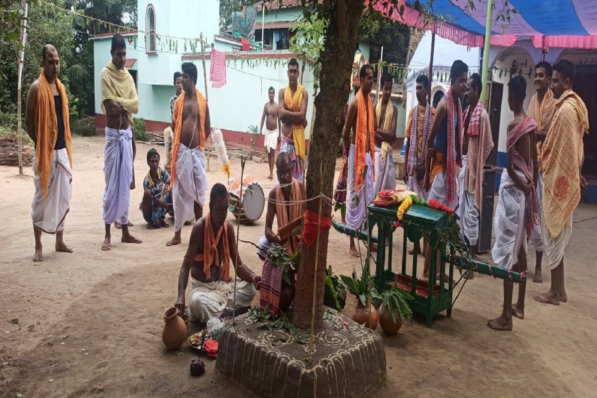 অষ্টমীর সকালে দুর্গা পুজোয় কুমড়ো বলি দেওয়া হয় এখানে। কিন্তু অবাক কাণ্ড হল, ততক্ষণ বলি হয় না, যতক্ষণ না ঘট থেকে ফুল পড়ছে। ছবি: অনুভব চক্রবর্তী অষ্টমীর সকালে দুর্গা পুজোয় কুমড়ো বলি দেওয়া হয় এখানে। কিন্তু অবাক কাণ্ড হল, ততক্ষণ বলি হয় না, যতক্ষণ না ঘট থেকে ফুল পড়ছে। ছবি: অনুভব চক্রবর্তী