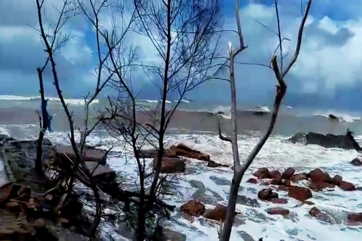 • লা নিনা বছরে সাইক্লোনের তৈরি হওয়ার সম্ভাবনা অনেক বেশি থাকে । এর পাশাপাশি থাকে কনকনে ঠান্ডা হাওয়া তৈরির সম্ভাবনাও । • লা নিনা বছরে সাইক্লোনের তৈরি হওয়ার সম্ভাবনা অনেক বেশি থাকে । এর পাশাপাশি থাকে কনকনে ঠান্ডা হাওয়া তৈরির সম্ভাবনাও ।