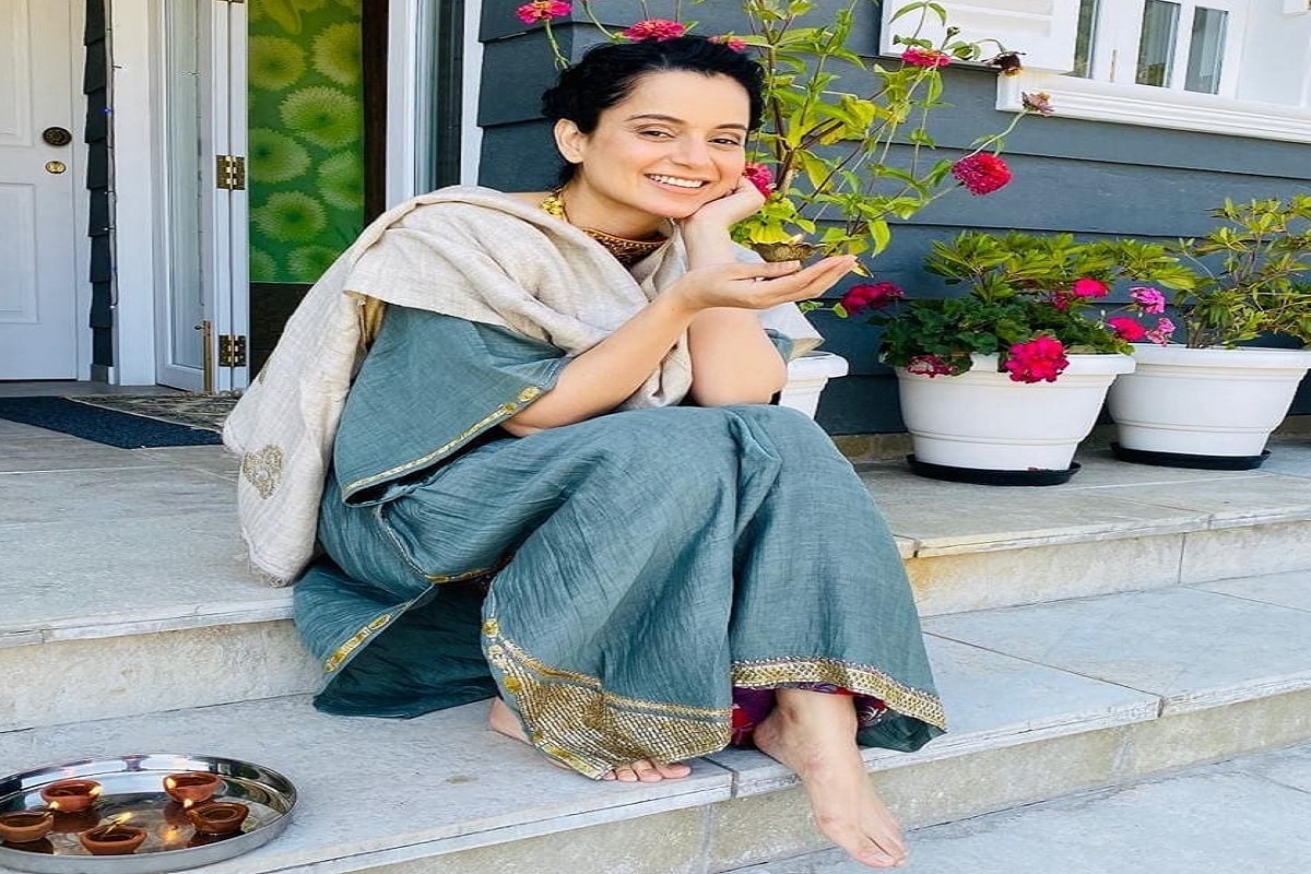 • সুশান্তের মৃত্যুর পিছনে একাধিক তথ্য খাঁড়া করেছিলেন কঙ্গনা । স্বজনপোষণ, বলিউডের উন্নাসিকতা, বাইরের প্রতিভাদের সুযোগ না দেওয়া, নেপো কিডসদের রমরমা, মুভি মাফিয়া হিসাবে করণ জোহরকে কাঠগোড়ায় তুলে সুশান্তের মৃত্যুকে অস্বাভাবিক আখ্যা দিয়েছিলেন তিনি । • সুশান্তের মৃত্যুর পিছনে একাধিক তথ্য খাঁড়া করেছিলেন কঙ্গনা । স্বজনপোষণ, বলিউডের উন্নাসিকতা, বাইরের প্রতিভাদের সুযোগ না দেওয়া, নেপো কিডসদের রমরমা, মুভি মাফিয়া হিসাবে করণ জোহরকে কাঠগোড়ায় তুলে সুশান্তের মৃত্যুকে অস্বাভাবিক আখ্যা দিয়েছিলেন তিনি ।