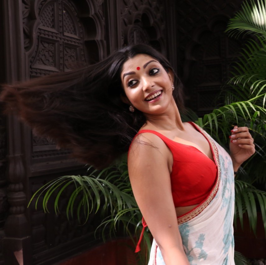 • দেবলীনা-গৌরবের প্রেমও অনেকদিনের । বিয়ের কথাও চলছে তাঁদের । তবে লকডাউনের কারণে ভেস্তে গিয়েছে সমস্ত পরিকল্পনা । ছবি: ইনস্টাগ্রাম। • দেবলীনা-গৌরবের প্রেমও অনেকদিনের । বিয়ের কথাও চলছে তাঁদের । তবে লকডাউনের কারণে ভেস্তে গিয়েছে সমস্ত পরিকল্পনা । ছবি: ইনস্টাগ্রাম।