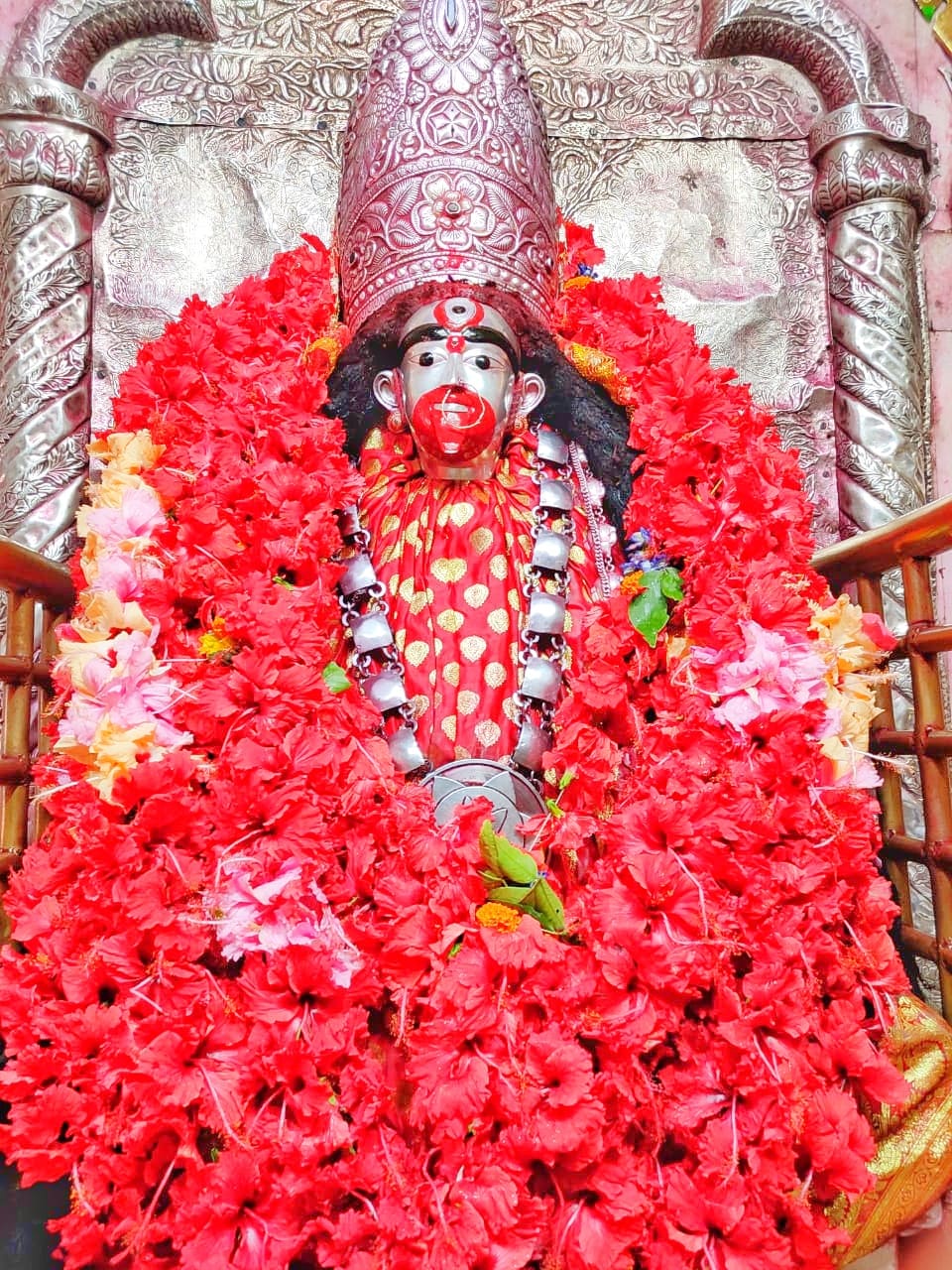 • সেই উপলক্ষে তারাপীঠে চলছে বিষেশ পুজোপাঠ । আজ শক্তির আরাধনার দিনে তারাপীঠে প্রচুর ভক্তসমাগম হয়েছে । তবে করোনা আবহে এ বছর, অন্যান্যবারের তুলনায় ভিড় অনেকটাই কম । • সেই উপলক্ষে তারাপীঠে চলছে বিষেশ পুজোপাঠ । আজ শক্তির আরাধনার দিনে তারাপীঠে প্রচুর ভক্তসমাগম হয়েছে । তবে করোনা আবহে এ বছর, অন্যান্যবারের তুলনায় ভিড় অনেকটাই কম ।