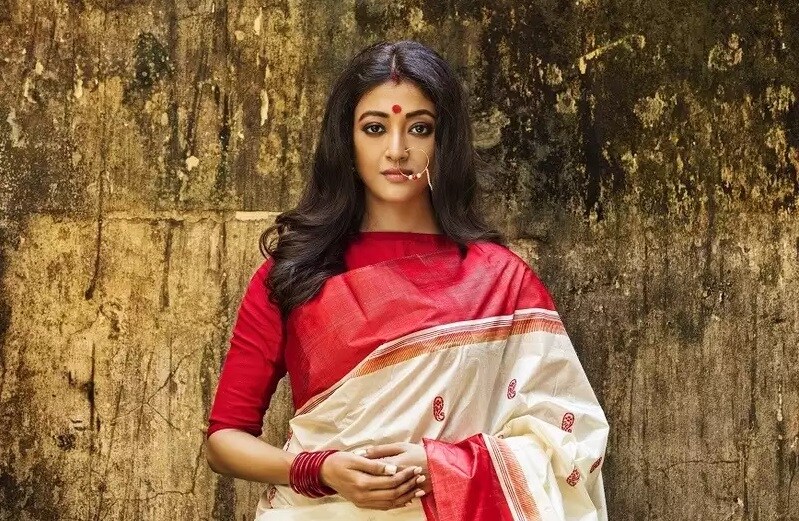 • মাশকারা: এর পর চোখে মাশকারা লাগান। তবে মাশকার লাগানোর আগে চোখের পাতায় চোখ বন্ধ রেখে একটু পাউডার ব্রাশে করে নিয়ে লাগিয়ে নিন। তারপর মাশকারা ব্যবহার করুন। এরপর চাইলে কন্ট্যাক্ট লেন্সও পড়তে পারেন। প্রতীকী চিত্র। • মাশকারা: এর পর চোখে মাশকারা লাগান। তবে মাশকার লাগানোর আগে চোখের পাতায় চোখ বন্ধ রেখে একটু পাউডার ব্রাশে করে নিয়ে লাগিয়ে নিন। তারপর মাশকারা ব্যবহার করুন। এরপর চাইলে কন্ট্যাক্ট লেন্সও পড়তে পারেন। প্রতীকী চিত্র।