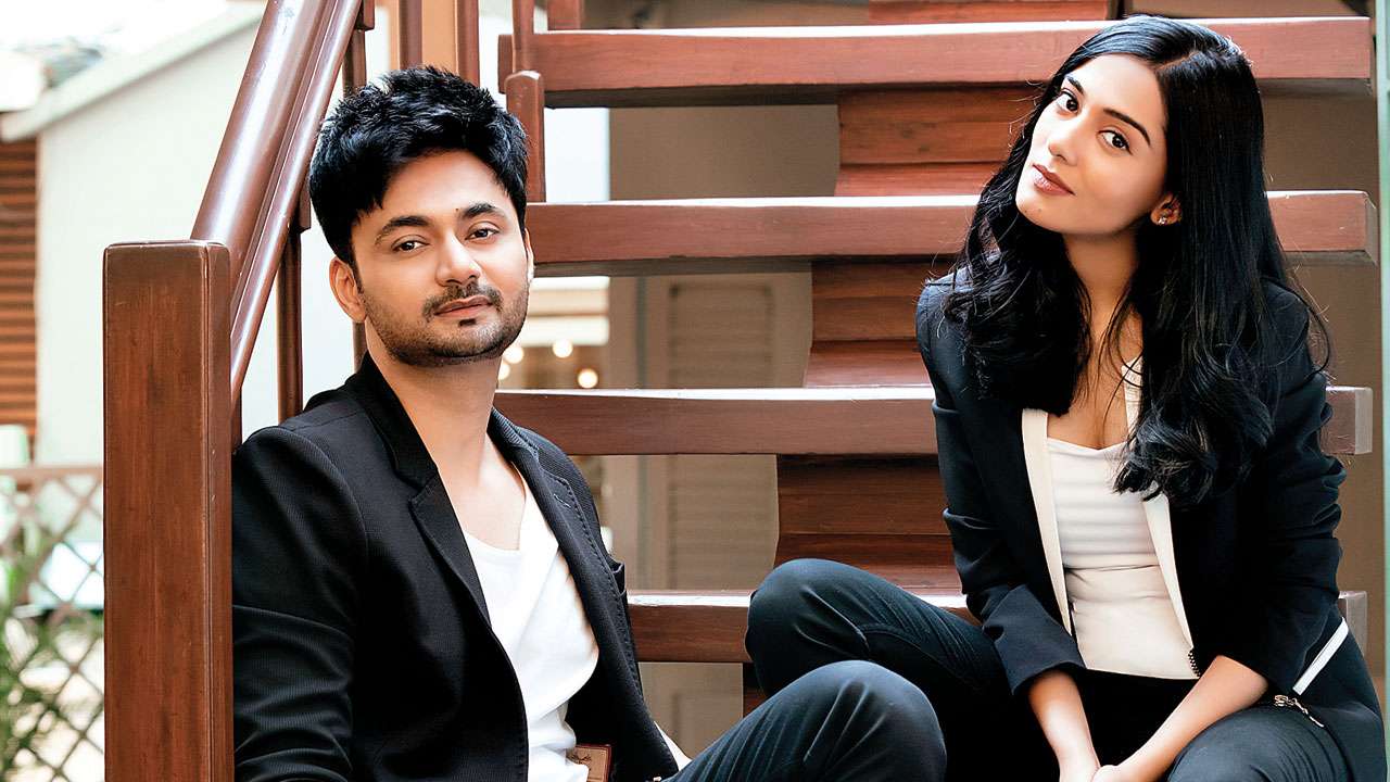 সাত বছরের প্রেম । তারপর বিয়ে । কিন্তু সম্পর্ক, বিয়ে আর ব্যক্তিগত জীবন...সবটাই লোকচক্ষুর আড়ালে রাখতে ভালবাসেন অমৃতা ও তাঁর স্বামী আনমোল । সাত বছরের প্রেম । তারপর বিয়ে । কিন্তু সম্পর্ক, বিয়ে আর ব্যক্তিগত জীবন...সবটাই লোকচক্ষুর আড়ালে রাখতে ভালবাসেন অমৃতা ও তাঁর স্বামী আনমোল ।