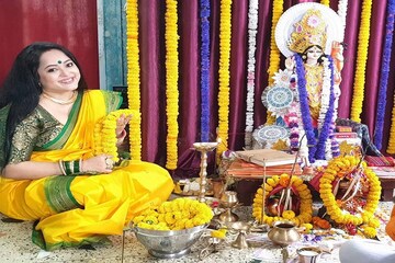 করোনা আক্রান্ত অপরাজিতা আঢ্য, তা সত্ত্বেও মা লক্ষ্মীকে সাজালেন নিজের হাতে