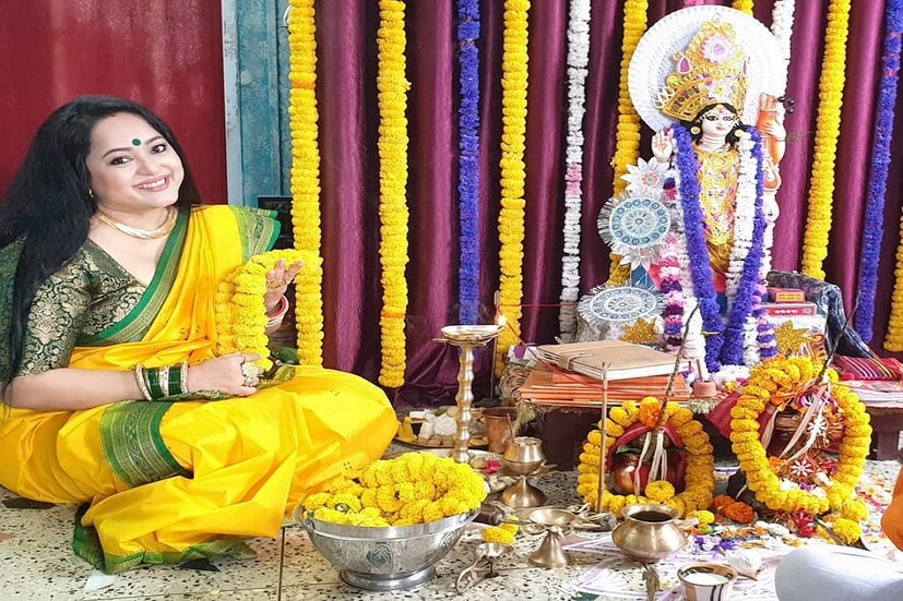 • সময়টা ভাল যাচ্ছে না একেবারেই । ২০২০ সাল যেন সত্যিই বিশে বিষ । একের পর এক খারাপ খবর আসছে । তার সঙ্গে পৃথিবী জুড়ে শুরু হয়েছে অতিমারী করোনার দাপাদাপি । বহু তারকাদের আক্রান্ত হওয়ার খবরও এসেছে । এ বার করোনায় আক্রান্ত হলেন বড় পর্দা, ছোট পর্দার জনপ্রিয় অভিনেত্রী ও সঞ্চালিকা অপরাজিতা আঢ্য । ছবি: ইনস্টাগ্রাম ।
