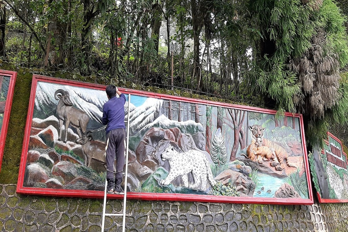 করোনা এবং লকডাউনের জেরে দীর্ঘদিন বন্ধ ছিল শৈলশহরে পর্যটকদের অন্যতম আকর্ষণের কেন্দ্রবিন্দু পদ্মজা নাইডু চিড়িয়াখানা। নিউ নর্মালে কোভিড বিধি মেনে কাল থেকে খুলছে দেশের সর্বোচ্চ উচ্চতায় অবস্থিত এই চিড়িয়াখানা। করোনা এবং লকডাউনের জেরে দীর্ঘদিন বন্ধ ছিল শৈলশহরে পর্যটকদের অন্যতম আকর্ষণের কেন্দ্রবিন্দু পদ্মজা নাইডু চিড়িয়াখানা। নিউ নর্মালে কোভিড বিধি মেনে কাল থেকে খুলছে দেশের সর্বোচ্চ উচ্চতায় অবস্থিত এই চিড়িয়াখানা।