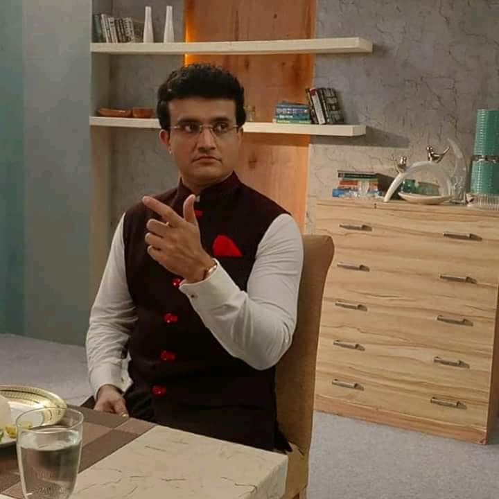 জহর কোট এবং শেরওয়ানিতেও ধরা দিলেন বোর্ড প্রেসিডেন্ট। পুজো শুরু হতে আর মাত্র সপ্তাহ তিনেক। পুজো সংক্রান্ত বিজ্ঞাপন শুটিংয়ের কাজ সেরে রাখতেই শুটিং ফ্লোরে দাদা। আসলে পুজোর আগে ফের সংযুক্ত আরব আমিরশাহি যাচ্ছেন সৌরভ। ৭ অক্টোবর আইপিএলের জন্য ফের মরুদেশে পাড়ি দেবেন বিসিসিআই প্রেসিডেন্ট। জহর কোট এবং শেরওয়ানিতেও ধরা দিলেন বোর্ড প্রেসিডেন্ট। পুজো শুরু হতে আর মাত্র সপ্তাহ তিনেক। পুজো সংক্রান্ত বিজ্ঞাপন শুটিংয়ের কাজ সেরে রাখতেই শুটিং ফ্লোরে দাদা। আসলে পুজোর আগে ফের সংযুক্ত আরব আমিরশাহি যাচ্ছেন সৌরভ। ৭ অক্টোবর আইপিএলের জন্য ফের মরুদেশে পাড়ি দেবেন বিসিসিআই প্রেসিডেন্ট।