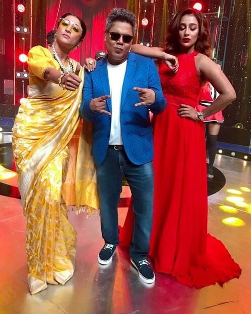 *বাংলা টেলিভিশন জগতের অন্যতম জনপ্রিয় শো র প্রথম পর্ব দেখা যাবে ১১ তারিখ। তাঁরই শুটিংয়ে খোশ মেজাজে পাওয়া গেল পুরো টিমকে।
