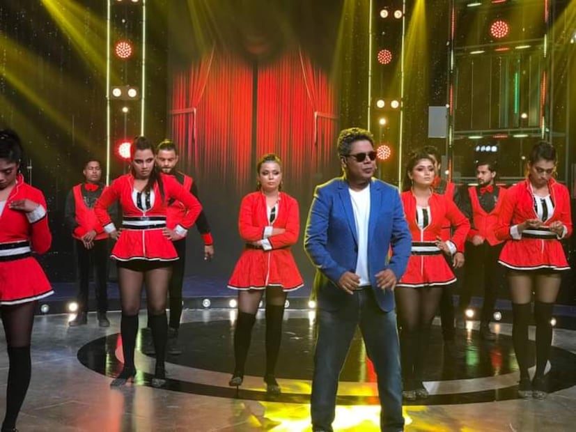*১০ বছরে পা দিল মীরাক্কেল আক্কেল চ্যালেঞ্জার। বৃহস্পতিবার থেকে শুরু হল দশম সিজনের শ্যুটিং। এবারে শো-তে মুখ্য সঞ্চালকের ভূমিকায় মীর থাকলেও তাঁর টিমে জায়গা করে নিয়েছেন নতুন সদস্যরা।