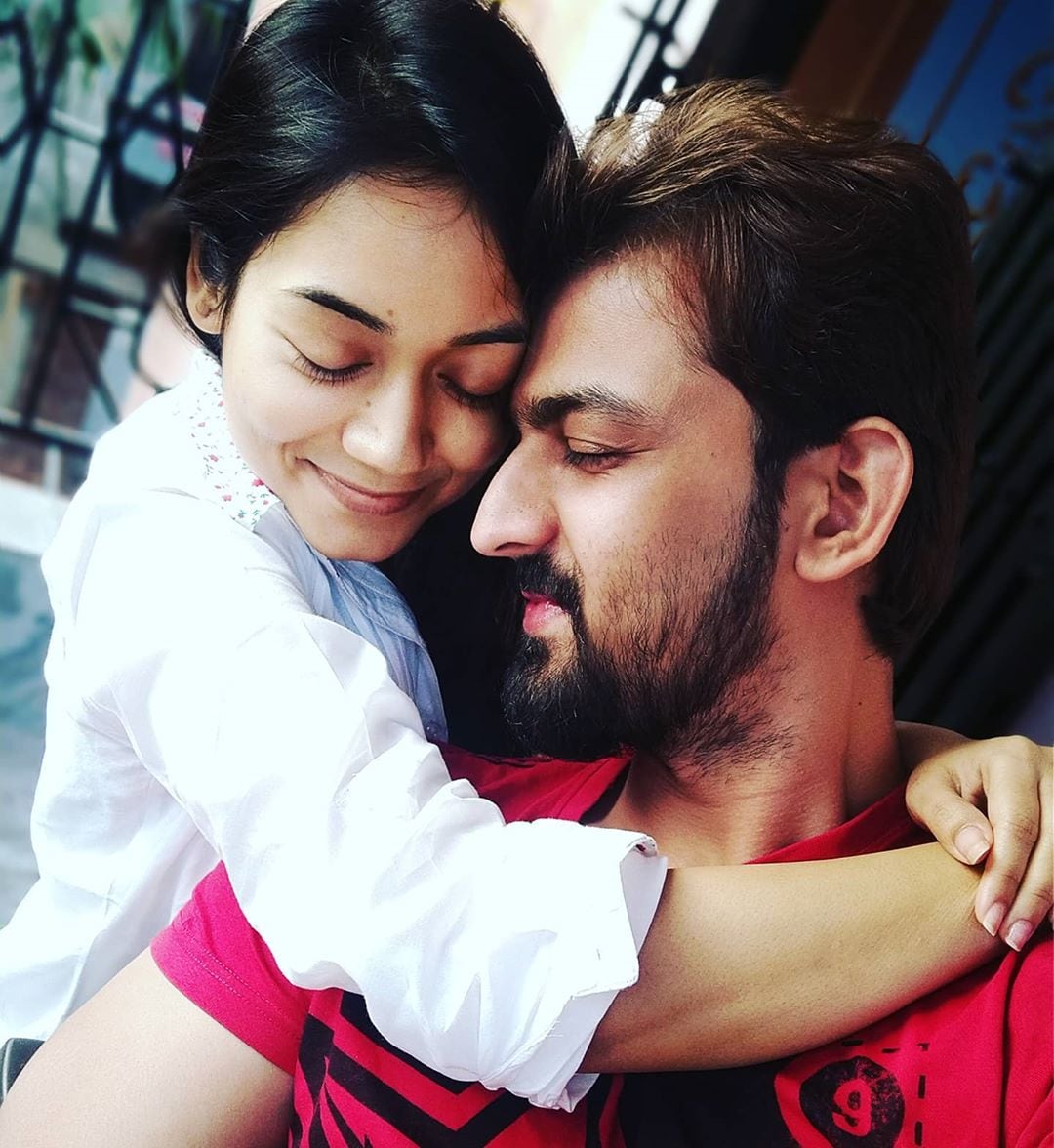 • টিভি-র পর্দায় তাঁরা যথেষ্ট পরিচিত মুখ । একজন ‘এখানে আকাশ নীল’-এর মুখ্য ভিলেন চরিত্র, ডঃ ঝিনুক সেন অর্থাৎ প্রমিতা চক্রবর্তী। আর অন্যজন, ‘সাত ভাই চম্পা’র রাঘব ওরফে রুদ্রজিৎ মুখোপাধ্যায় । ছবি: ইনস্টাগ্রাম । • টিভি-র পর্দায় তাঁরা যথেষ্ট পরিচিত মুখ । একজন ‘এখানে আকাশ নীল’-এর মুখ্য ভিলেন চরিত্র, ডঃ ঝিনুক সেন অর্থাৎ প্রমিতা চক্রবর্তী। আর অন্যজন, ‘সাত ভাই চম্পা’র রাঘব ওরফে রুদ্রজিৎ মুখোপাধ্যায় । ছবি: ইনস্টাগ্রাম ।