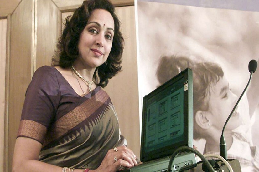 •৭২এ পা দিলেন হেমা৷ তবে তাঁকে দেখে বোঝার উপায় নেই তাঁর বয়স৷ তিনি এখনও আগের মতোই স্নিগ্ধ, সৌম্য এবং একই সঙ্গে লাস্যময়ী! এমন রূপসী বলিউডে কমই রয়েছেন৷ 