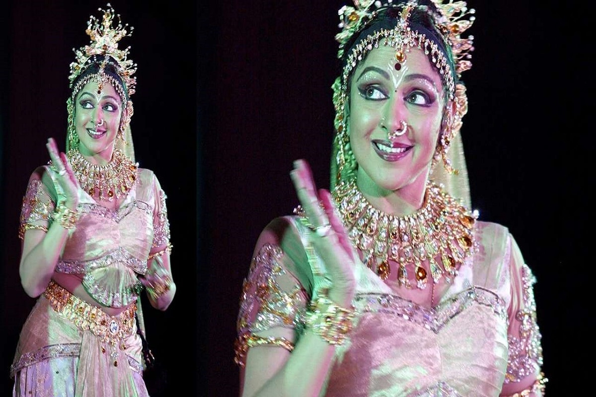 •অভিনয়ের পাশাপাশি তিনি একজন দক্ষ নৃত্য শিল্পী৷ ধ্রুপদী নৃত্য বিশেষজ্ঞ হেমা মালিনী। ভারতনাট্যম থেকে তিনি কুচিপুডি ও ওডিসির মতো সমস্ত প্রকারের নাচে তিনি পারদর্শী। এখনও সমান তালে তিনি বিভিন্ন অনুষ্ঠানে মঞ্চ আলো করেন তাঁর নাচের ছন্দে৷ •অভিনয়ের পাশাপাশি তিনি একজন দক্ষ নৃত্য শিল্পী৷ ধ্রুপদী নৃত্য বিশেষজ্ঞ হেমা মালিনী। ভারতনাট্যম থেকে তিনি কুচিপুডি ও ওডিসির মতো সমস্ত প্রকারের নাচে তিনি পারদর্শী। এখনও সমান তালে তিনি বিভিন্ন অনুষ্ঠানে মঞ্চ আলো করেন তাঁর নাচের ছন্দে৷