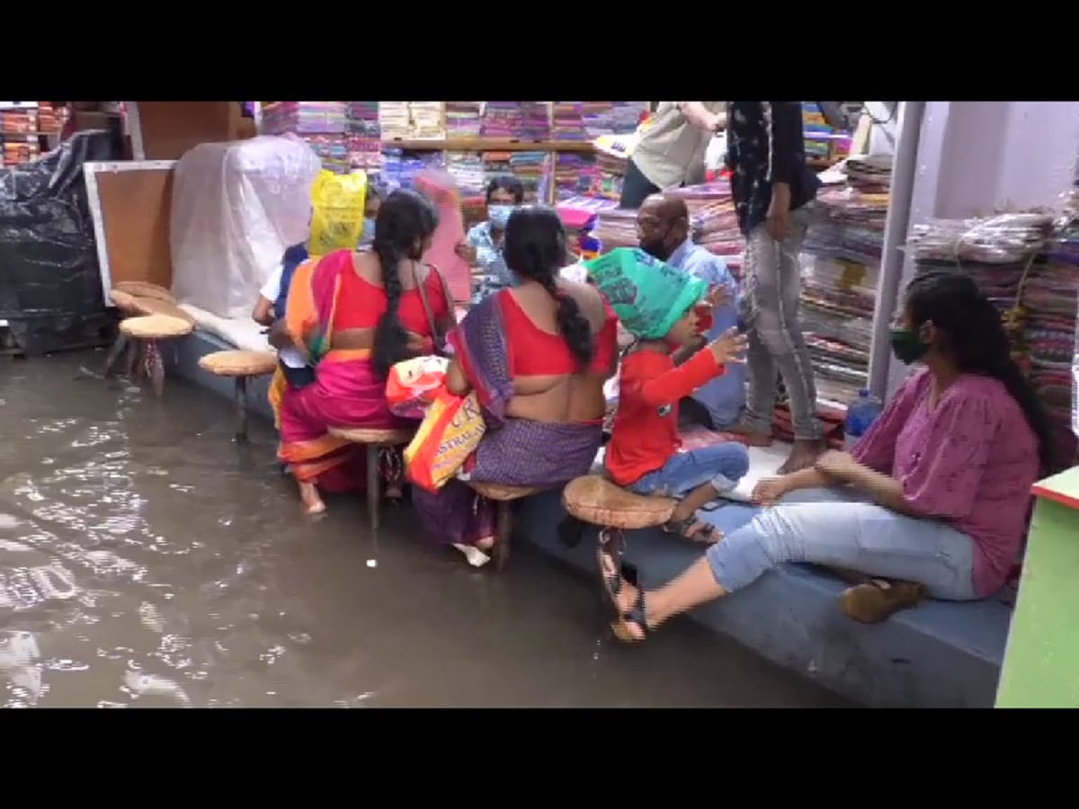 ভারী বৃষ্টিতে ফের নাজেহাল দশা মালদহ শহরবাসীর। একেবারে জল থৈ থৈ অবস্থা শহরের। বৃষ্টির প্রভাব মালদহে পুজোর বাজারেও। সন্ধের ভিড় এড়াতে অনেকেই দুপুরবেলায় বাজারমুখি হয়েছিলেন। কিন্তু, প্রবল বৃষ্টিতে তাঁরা বিপাকে পড়েন। বৃষ্টির জমা জলে পা ডুবিয়ে অনেককে দোকানে কেনাকাটা করতে এবং এক দোকান থেকে অন্য দোকানে ঘুরতে দেখা যায়। (লেখা ও ছবি সেবক দেবশর্মা) ভারী বৃষ্টিতে ফের নাজেহাল দশা মালদহ শহরবাসীর। একেবারে জল থৈ থৈ অবস্থা শহরের। বৃষ্টির প্রভাব মালদহে পুজোর বাজারেও। সন্ধের ভিড় এড়াতে অনেকেই দুপুরবেলায় বাজারমুখি হয়েছিলেন। কিন্তু, প্রবল বৃষ্টিতে তাঁরা বিপাকে পড়েন। বৃষ্টির জমা জলে পা ডুবিয়ে অনেককে দোকানে কেনাকাটা করতে এবং এক দোকান থেকে অন্য দোকানে ঘুরতে দেখা যায়। (লেখা ও ছবি সেবক দেবশর্মা)