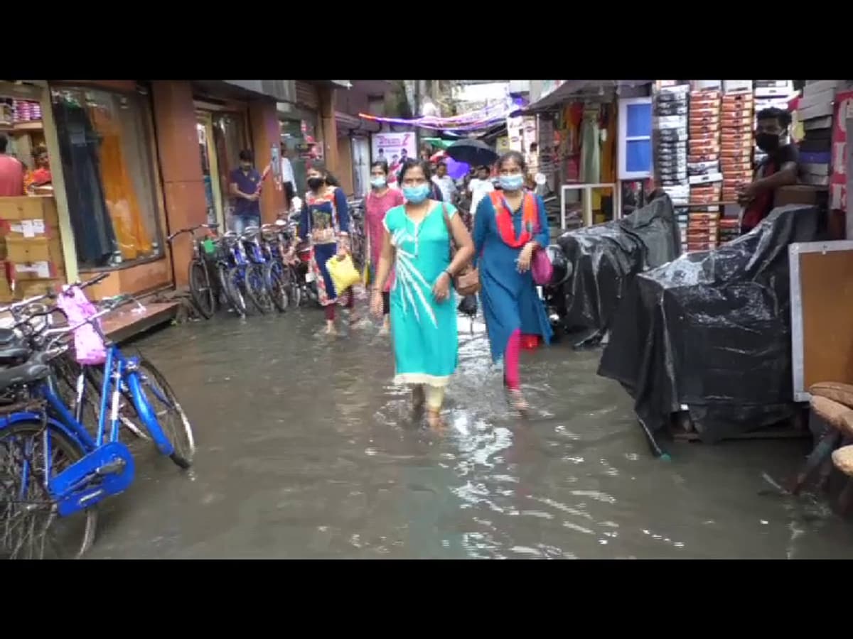 বৃষ্টির জেরে দুপুরের পর পুজোর বাজার অনেকটাই খালি হয়ে যায়। এদিকে, মালদা শহরের মালঞ্চপল্লী, প্রান্তপল্লী, সুভাষপল্লী, সর্বমঙ্গলাপল্লী, ২ নম্বর গভমেন্ট কলোনি, প্রভৃতি এলাকায় গতকালের ভারী বৃষ্টির পর থেকেই হাঁটু জল জমে যায়। ওই জল নামার আগেই এদিন দুপুরে নতুন করে বৃষ্টিতে ফের বিপাকে পড়লেন ওইসব এলাকার বাসিন্দারা। (লেখা ও ছবি সেবক দেবশর্মা) বৃষ্টির জেরে দুপুরের পর পুজোর বাজার অনেকটাই খালি হয়ে যায়। এদিকে, মালদা শহরের মালঞ্চপল্লী, প্রান্তপল্লী, সুভাষপল্লী, সর্বমঙ্গলাপল্লী, ২ নম্বর গভমেন্ট কলোনি, প্রভৃতি এলাকায় গতকালের ভারী বৃষ্টির পর থেকেই হাঁটু জল জমে যায়। ওই জল নামার আগেই এদিন দুপুরে নতুন করে বৃষ্টিতে ফের বিপাকে পড়লেন ওইসব এলাকার বাসিন্দারা। (লেখা ও ছবি সেবক দেবশর্মা)