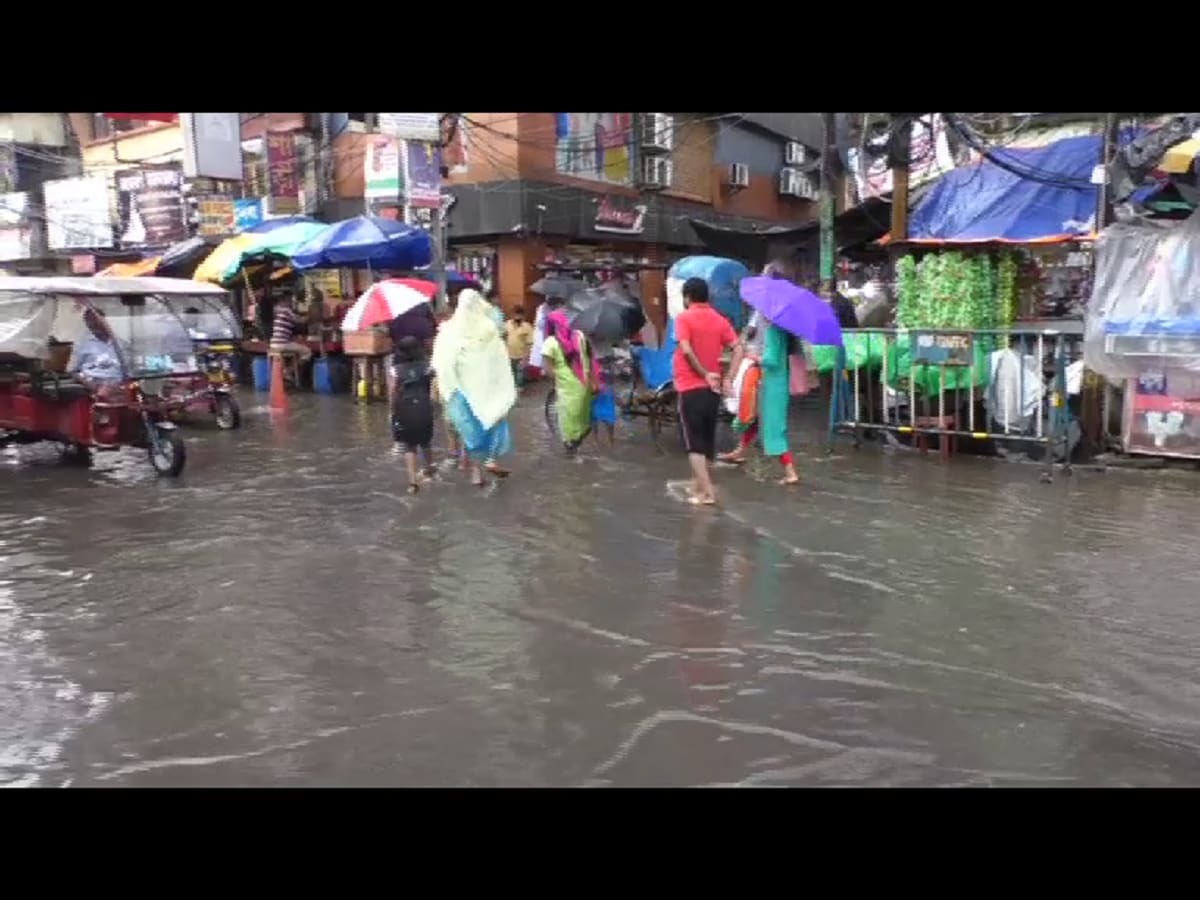 সব মিলিয়ে শহরের বেহাল নিকাশি ব্যবস্থা নিয়ে ক্ষুব্ধ সাধারণ মানুষ। মালদহের বেহাল নিকাশি নিয়ে শহরবাসীর ক্ষোভের কেন্দ্রে ইংরেজবাজার পুরসভা। এদিকে এদিনই প্রথম শহরের নিকাশি নিয়ে নিউজ-১৮ বাংলার ক্যামেরার সামনে মুখ খোলেন ইংরেজবাজার পুরসভার প্রশাসক নিহাররঞ্জন ঘোষ। প্রশাসকের দাবি, মালদা শহরের জমা জল বের করতে ১২ টি এলাকায় গতকাল থেকেই পাম্প চালানো হচ্ছে। কিন্তু, অল্প সময়ের মধ্যে অতিভারী বৃষ্টির কারণেই শহরে জল বের হতে পারছে না। একইসঙ্গে দ্রুত পরিস্থিতি স্বাভাবিক করতে সব ধরনের চেষ্টা চালানো হচ্ছে বলে আশ্বাস দিয়েছেন তিনি। (লেখা ও ছবি সেবক দেবশর্মা) সব মিলিয়ে শহরের বেহাল নিকাশি ব্যবস্থা নিয়ে ক্ষুব্ধ সাধারণ মানুষ। মালদহের বেহাল নিকাশি নিয়ে শহরবাসীর ক্ষোভের কেন্দ্রে ইংরেজবাজার পুরসভা। এদিকে এদিনই প্রথম শহরের নিকাশি নিয়ে নিউজ-১৮ বাংলার ক্যামেরার সামনে মুখ খোলেন ইংরেজবাজার পুরসভার প্রশাসক নিহাররঞ্জন ঘোষ। প্রশাসকের দাবি, মালদা শহরের জমা জল বের করতে ১২ টি এলাকায় গতকাল থেকেই পাম্প চালানো হচ্ছে। কিন্তু, অল্প সময়ের মধ্যে অতিভারী বৃষ্টির কারণেই শহরে জল বের হতে পারছে না। একইসঙ্গে দ্রুত পরিস্থিতি স্বাভাবিক করতে সব ধরনের চেষ্টা চালানো হচ্ছে বলে আশ্বাস দিয়েছেন তিনি। (লেখা ও ছবি সেবক দেবশর্মা)