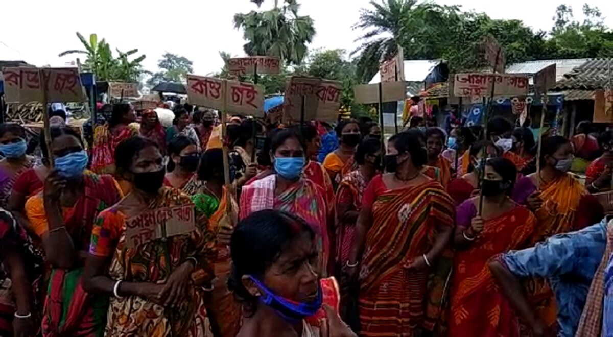 অভিযোগ, দীর্ঘদিন ধরে গ্রামের রাস্তা চলাচলের অযোগ্য। মনোহরপুর থেকে মাহিনগর গ্রাম পর্যন্ত প্রায় নয় কিলোমিটার রাস্তা দীর্ঘদিন ধরে খারাপ। চলতি বর্ষায় রাস্তা একেবারেই চলাচলের অযোগ্য হয়ে পড়েছে। গ্রামের কেউ অসুস্থ হলে অ্যাম্বুলেন্স পর্যন্ত পৌঁছতে পারে না। (ছবি ও লেখা: সেবক দেবশর্মা) অভিযোগ, দীর্ঘদিন ধরে গ্রামের রাস্তা চলাচলের অযোগ্য। মনোহরপুর থেকে মাহিনগর গ্রাম পর্যন্ত প্রায় নয় কিলোমিটার রাস্তা দীর্ঘদিন ধরে খারাপ। চলতি বর্ষায় রাস্তা একেবারেই চলাচলের অযোগ্য হয়ে পড়েছে। গ্রামের কেউ অসুস্থ হলে অ্যাম্বুলেন্স পর্যন্ত পৌঁছতে পারে না। (ছবি ও লেখা: সেবক দেবশর্মা)
