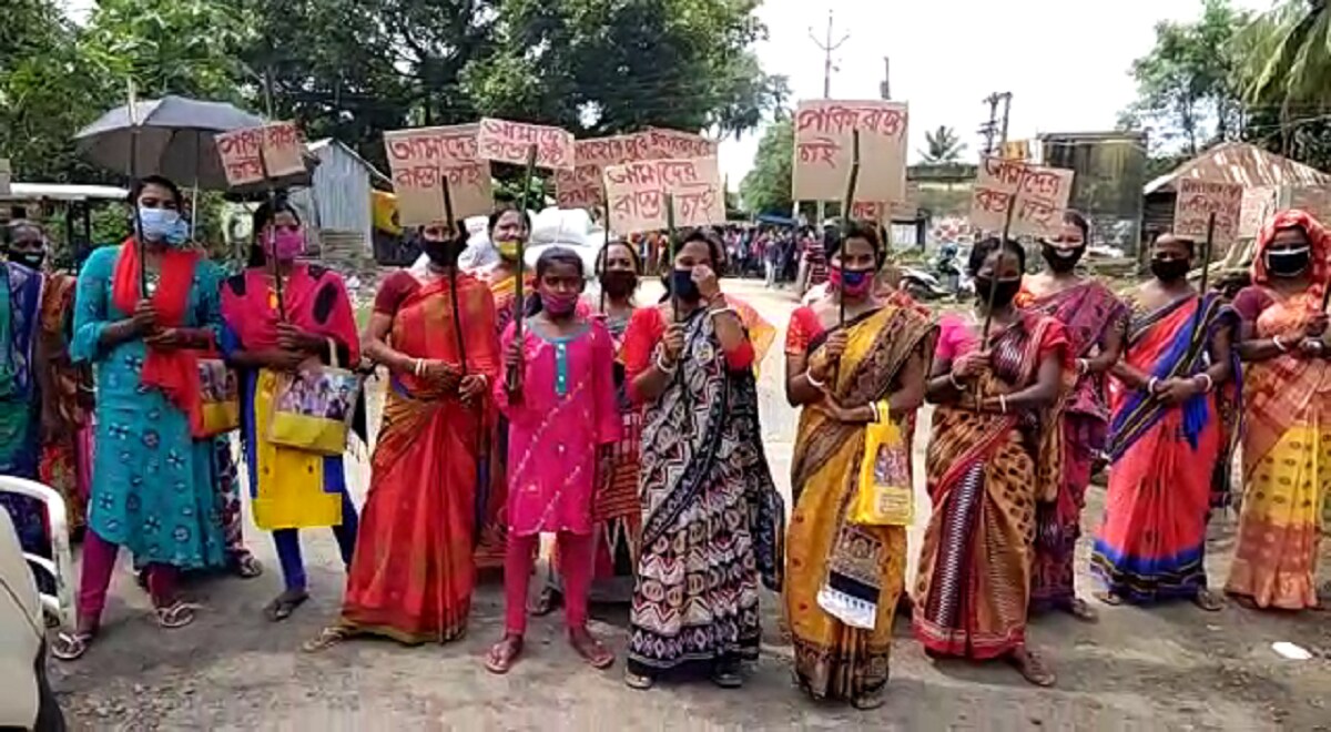 এই রাস্তা দিয়ে চলাচল করেন হবিবপুরের বুলবুলচণ্ডী, ধুমপুর,আইহো এই তিনটি গ্রাম পঞ্চায়েতের একাধিক গ্রামের কয়েক হাজার মানুষ। বার বার বিভিন্ন মহলে জানিয়েও কোনো কাজ হয়নি বলে অভিযোগ। এদিনের অবরোধের জেরে ব্যস্ততম রাজ্য সড়কে দীর্ঘ যানজট তৈরি হয়। দুর্ভোগে পড়েন প্রচুর মানুষ। (ছবি ও লেখা: সেবক দেবশর্মা) এই রাস্তা দিয়ে চলাচল করেন হবিবপুরের বুলবুলচণ্ডী, ধুমপুর,আইহো এই তিনটি গ্রাম পঞ্চায়েতের একাধিক গ্রামের কয়েক হাজার মানুষ। বার বার বিভিন্ন মহলে জানিয়েও কোনো কাজ হয়নি বলে অভিযোগ। এদিনের অবরোধের জেরে ব্যস্ততম রাজ্য সড়কে দীর্ঘ যানজট তৈরি হয়। দুর্ভোগে পড়েন প্রচুর মানুষ। (ছবি ও লেখা: সেবক দেবশর্মা)