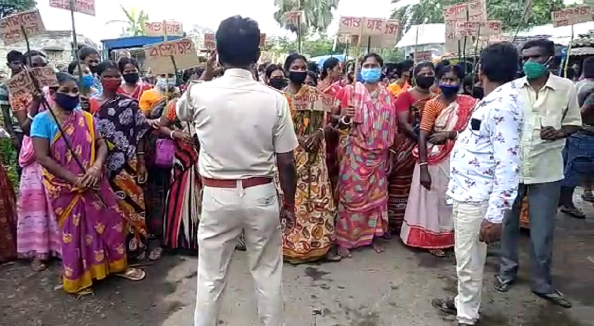 হাতে প্ল্যাকার্ড নিয়ে রাস্তা আটকে রাখেন মহিলারা। রাজ্যজুড়ে হাজার হাজার কিলোমিটার নতুন রাস্তা তৈরি হলে তাঁদের গ্রামের রাস্তা পাকা হবে না কেন? এই প্রশ্ন তোলেন অবরোধকারীরা। (ছবি ও লেখা: সেবক দেবশর্মা) হাতে প্ল্যাকার্ড নিয়ে রাস্তা আটকে রাখেন মহিলারা। রাজ্যজুড়ে হাজার হাজার কিলোমিটার নতুন রাস্তা তৈরি হলে তাঁদের গ্রামের রাস্তা পাকা হবে না কেন? এই প্রশ্ন তোলেন অবরোধকারীরা। (ছবি ও লেখা: সেবক দেবশর্মা)