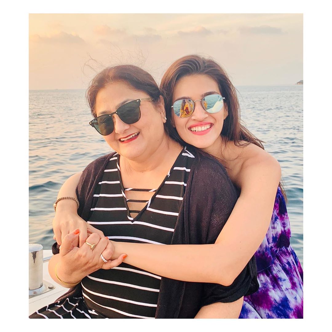 • তবে আজকের দিনটি কৃতির জীবনে স্পেশ্যাল । কারণ আজ তাঁর বন্ধু, তাঁর আদর্শ, তাঁর জন্মদাত্রী মায়ের জন্মদিন । কতগুলি স্পেশ্যাল ছবিতে মা’কে বার্থ ডে উইশ করেছেন নায়িকা । ছবি: ইনস্টাগ্রাম । • তবে আজকের দিনটি কৃতির জীবনে স্পেশ্যাল । কারণ আজ তাঁর বন্ধু, তাঁর আদর্শ, তাঁর জন্মদাত্রী মায়ের জন্মদিন । কতগুলি স্পেশ্যাল ছবিতে মা’কে বার্থ ডে উইশ করেছেন নায়িকা । ছবি: ইনস্টাগ্রাম ।