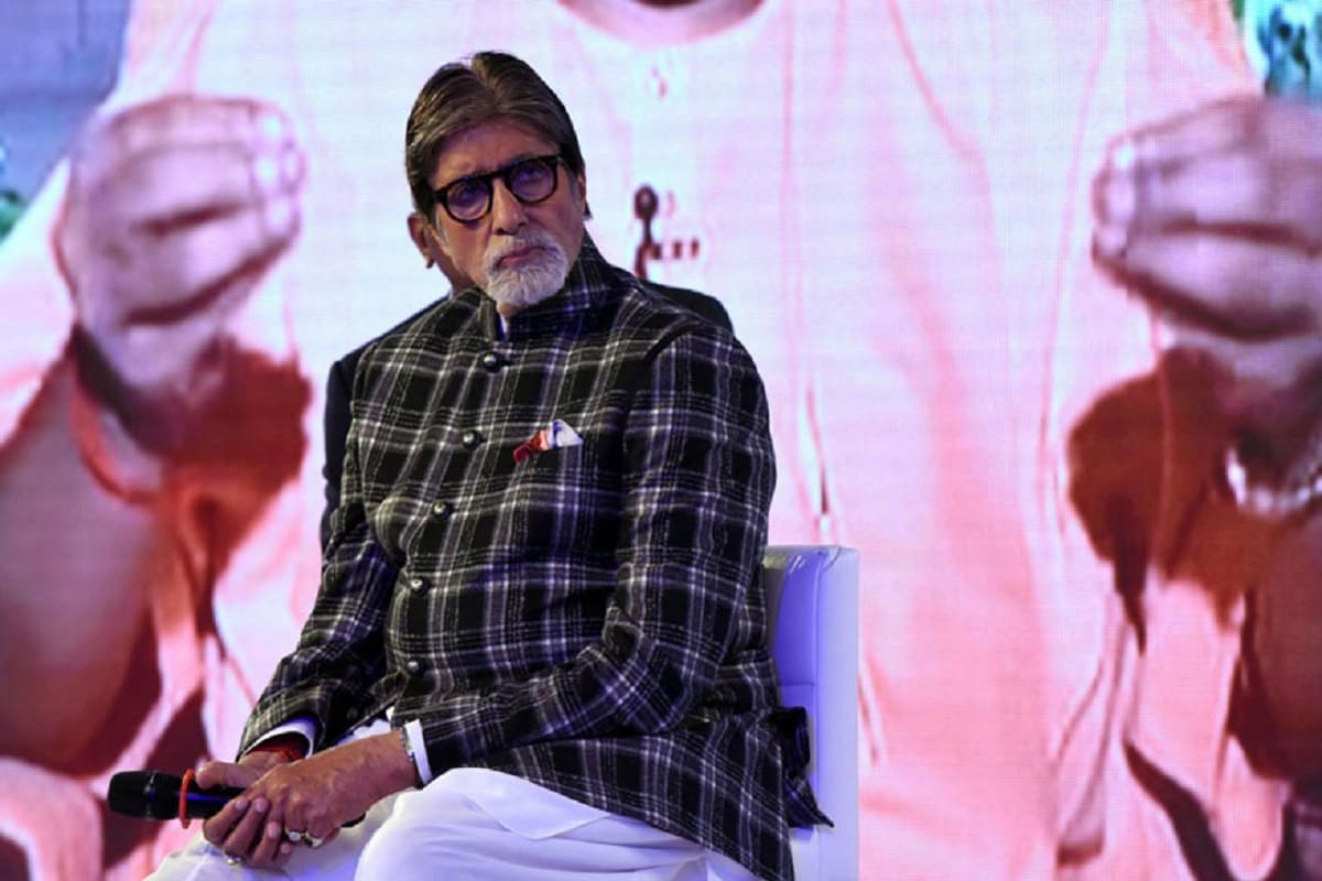 অমিতাভ বলেন ধুলো ঝাড়া থেকে শুরু করে ঘর ঝাঁট দেওয়া, মোছার মতো যাবতীয় কাজে তিনি ভালো মতোই অভ্যস্ত। প্রায় নিয়মিতই এ সব করে থাকেন তিনি। শুধু রান্নার কাজটা তাঁকে দিয়ে হয় না। অমিতাভ বলেন ধুলো ঝাড়া থেকে শুরু করে ঘর ঝাঁট দেওয়া, মোছার মতো যাবতীয় কাজে তিনি ভালো মতোই অভ্যস্ত। প্রায় নিয়মিতই এ সব করে থাকেন তিনি। শুধু রান্নার কাজটা তাঁকে দিয়ে হয় না।