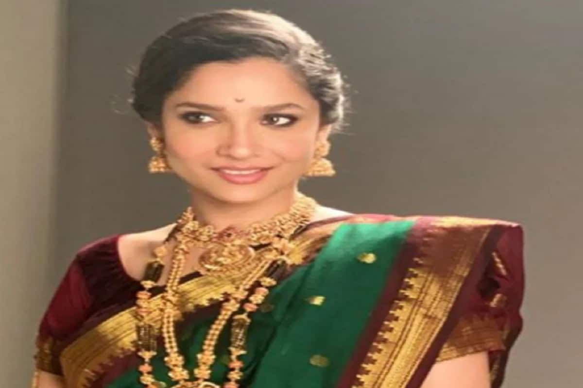 অন্যান্যদের মতই সুশান্ত সিং রাজপুতের প্রাক্তন প্রেমিকা অঙিক্তা লোখান্ডেও ধুমধাম করে নবরাত্রি পালন করছেন ৷ তবে তা একটু আলাদা ভাবেই ৷ যেখানে মরাঠি লুকেই দেখতে পাওয়া গিয়েছে অঙ্কিতার ফ্যানেদের এই লুক অত্যন্ত ভাল লেগেছে ৷ কিন্তু সুশান্ত সিং রাজপুতের ফ্যানেরা একটু বিরক্ত হয়েছেন ৷ (photo credit: instagram/@lokhandeankita). অন্যান্যদের মতই সুশান্ত সিং রাজপুতের প্রাক্তন প্রেমিকা অঙিক্তা লোখান্ডেও ধুমধাম করে নবরাত্রি পালন করছেন ৷ তবে তা একটু আলাদা ভাবেই ৷ যেখানে মরাঠি লুকেই দেখতে পাওয়া গিয়েছে অঙ্কিতার ফ্যানেদের এই লুক অত্যন্ত ভাল লেগেছে ৷ কিন্তু সুশান্ত সিং রাজপুতের ফ্যানেরা একটু বিরক্ত হয়েছেন ৷ (photo credit: instagram/@lokhandeankita).