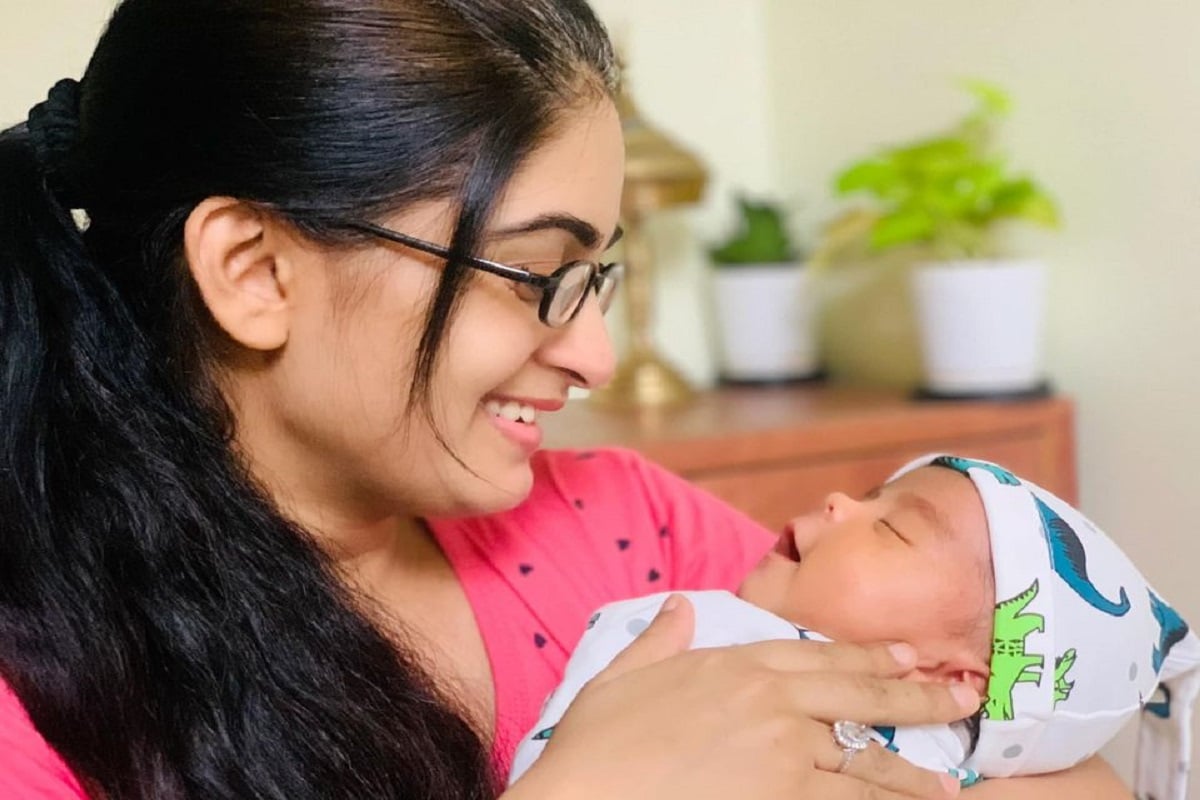 অতিমারীর মহাসঙ্কটের মধ্যেই কিছুদিন আগে খুশির খবর জানিয়েছিলেন ৷ গত ৭ সেপ্টেম্বর মা হয়েছেন অভিনেত্রী অঙ্কিতা পাল মজুমদার ৷ বিয়ের দেড় বছরের মাথাতেই এই খুশির খবর দেন বাঙালি অভিনেত্রী ৷ (Photo Courtesy: Ankita Majumder Paul/Facebook) অতিমারীর মহাসঙ্কটের মধ্যেই কিছুদিন আগে খুশির খবর জানিয়েছিলেন ৷ গত ৭ সেপ্টেম্বর মা হয়েছেন অভিনেত্রী অঙ্কিতা পাল মজুমদার ৷ বিয়ের দেড় বছরের মাথাতেই এই খুশির খবর দেন বাঙালি অভিনেত্রী ৷ (Photo Courtesy: Ankita Majumder Paul/Facebook)