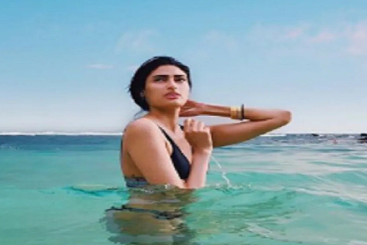তাঁর এখনও পর্যন্ত ৪টি ছবির মধ্যে কোনওটাই বক্স অফিসে কোনও প্রভাব ফেলতে পারেনি ৷ আথিয়া সোশ্যাল মিডিয়ায় অত্যন্ত সক্রিয় ৷ তাঁর ছবি প্রায় সব সময়েই ইনস্টাগ্রামে শেয়ার করেন আতিযা ৷ তাঁর এখনও পর্যন্ত ৪টি ছবির মধ্যে কোনওটাই বক্স অফিসে কোনও প্রভাব ফেলতে পারেনি ৷ আথিয়া সোশ্যাল মিডিয়ায় অত্যন্ত সক্রিয় ৷ তাঁর ছবি প্রায় সব সময়েই ইনস্টাগ্রামে শেয়ার করেন আতিযা ৷