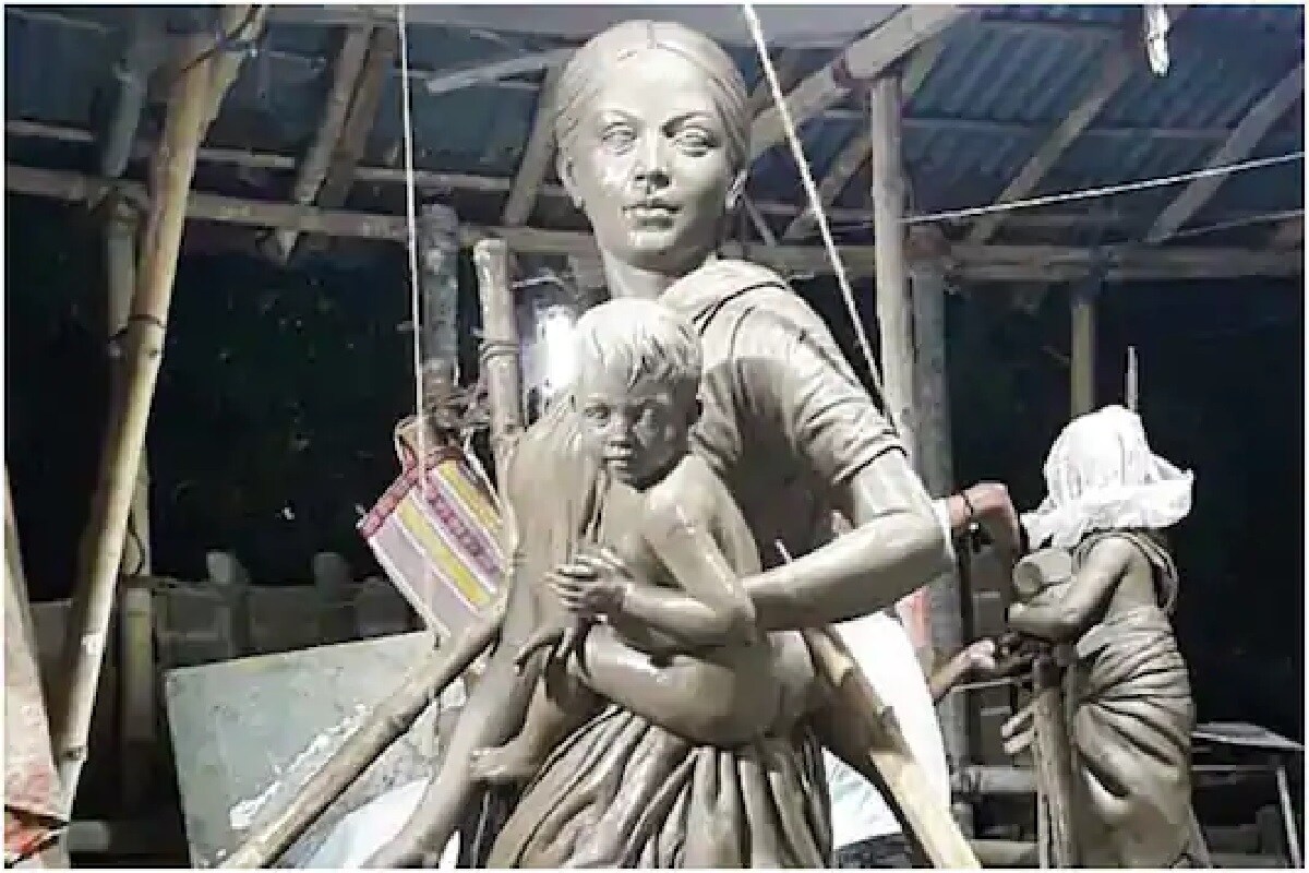 করোনা অতিমারি এবং তার সামাজিক প্রভাবকে কেন্দ্র করে এ বছর বহু পুজোর ভাবনা তৈরি হয়েছে৷ কলকাতার বড়িশা ক্লাবে পরিযায়ী শ্রমিক পরিবারের সন্তান কোলে মা হিসেবে দুর্গা মূর্তির ভাবনা গোটা দেশের নজর কেড়েছে৷ কলকাতার অন্যান্য একাধিক পুজো কমিটিও করোনা অতিমারির জেরে পরিযায়ী শ্রমিকদের সমস্যাকে পুজোর থিম হিসেবে তুলে ধরেছে৷Photo-Nittya Paul/Facebook করোনা অতিমারি এবং তার সামাজিক প্রভাবকে কেন্দ্র করে এ বছর বহু পুজোর ভাবনা তৈরি হয়েছে৷ কলকাতার বড়িশা ক্লাবে পরিযায়ী শ্রমিক পরিবারের সন্তান কোলে মা হিসেবে দুর্গা মূর্তির ভাবনা গোটা দেশের নজর কেড়েছে৷ কলকাতার অন্যান্য একাধিক পুজো কমিটিও করোনা অতিমারির জেরে পরিযায়ী শ্রমিকদের সমস্যাকে পুজোর থিম হিসেবে তুলে ধরেছে৷Photo-Nittya Paul/Facebook