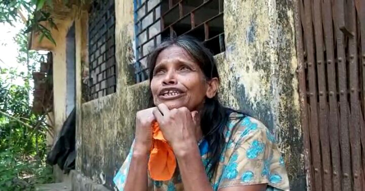 রানাঘাটের স্টেশন থেকে যেন হঠাৎ করেই বলিউডের আকাশে উঠে গিয়েছিলেন স্টেশনে একসময়ে ভিক্ষাবৃত্তি করে জীবন চালানো রাণু ৷ সোশ্যাল মিডিয়ায় এক তরুণের করা তাঁর গানের পোস্ট রাতারাতি ভাইরাল হয়ে যায় ৷ তারপরেই বলিউডে পাড়ি দেন রাণু ৷ হিমেশ রেশমিয়ার সৌজন্যে একটি সিনেমায় প্লে ব্যাকের সুযোগও পেয়ে যান তিনি ৷ ‘তেরি মেরি...’ গানটি সুপার-ডুপার হিট হয় ৷ কিন্তু কোথায় কী ! সুখ স্থায়ী হল না বেশিদিন ৷ File Photo রানাঘাটের স্টেশন থেকে যেন হঠাৎ করেই বলিউডের আকাশে উঠে গিয়েছিলেন স্টেশনে একসময়ে ভিক্ষাবৃত্তি করে জীবন চালানো রাণু ৷ সোশ্যাল মিডিয়ায় এক তরুণের করা তাঁর গানের পোস্ট রাতারাতি ভাইরাল হয়ে যায় ৷ তারপরেই বলিউডে পাড়ি দেন রাণু ৷ হিমেশ রেশমিয়ার সৌজন্যে একটি সিনেমায় প্লে ব্যাকের সুযোগও পেয়ে যান তিনি ৷ ‘তেরি মেরি...’ গানটি সুপার-ডুপার হিট হয় ৷ কিন্তু কোথায় কী ! সুখ স্থায়ী হল না বেশিদিন ৷ File Photo