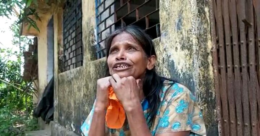 রানাঘাটের স্টেশন থেকে যেন হঠাৎ করেই বলিউডের আকাশে উঠে গিয়েছিলেন স্টেশনে একসময়ে ভিক্ষাবৃত্তি করে জীবন চালানো রাণু ৷ সোশ্যাল মিডিয়ায় এক তরুণের করা তাঁর গানের পোস্ট রাতারাতি ভাইরাল হয়ে যায় ৷ তারপরেই বলিউডে পাড়ি দেন রাণু ৷ হিমেশ রেশমিয়ার সৌজন্যে একটি সিনেমায় প্লে ব্যাকের সুযোগও পেয়ে যান তিনি ৷ ‘তেরি মেরি...’ গানটি সুপার-ডুপার হিট হয় ৷ কিন্তু কোথায় কী ! সুখ স্থায়ী হল না বেশিদিন ৷ File Photo