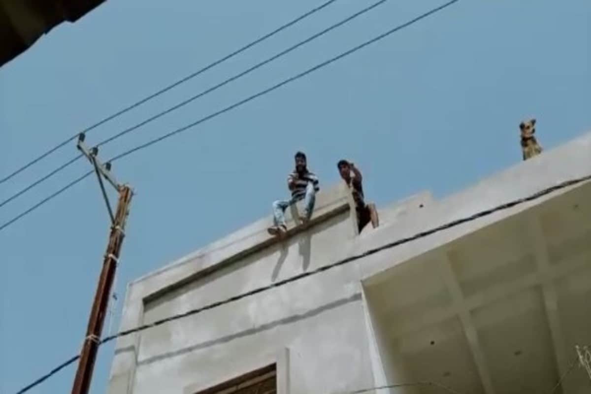 বিয়ের পরে সেই যুবক ও তাঁর শ্বশুরবাড়ির লোকেদের মধ্যে অশান্তি হতে থাকে ৷ অবসর প্রাপ্ত সেনাকর্মীর পাশে এসে দাঁড়ান তাঁর বন্ধুরা ৷ থানা ঘেরাও করেন, এই কথা জানতে পেরে যুবক শ্বশুরবাড়ি পৌঁছন দোতলা ছাদে উঠে নীচে ঝাঁপ দেওয়ার ভয় দেখাতে থাকেন ৷ বিয়ের পরে সেই যুবক ও তাঁর শ্বশুরবাড়ির লোকেদের মধ্যে অশান্তি হতে থাকে ৷ অবসর প্রাপ্ত সেনাকর্মীর পাশে এসে দাঁড়ান তাঁর বন্ধুরা ৷ থানা ঘেরাও করেন, এই কথা জানতে পেরে যুবক শ্বশুরবাড়ি পৌঁছন দোতলা ছাদে উঠে নীচে ঝাঁপ দেওয়ার ভয় দেখাতে থাকেন ৷