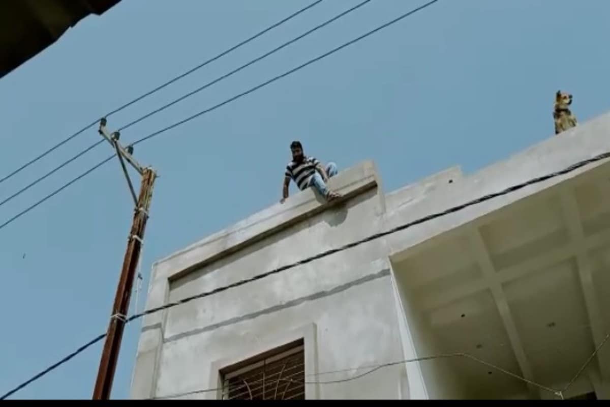 ওই যুবক অবসরপ্রাপ্ত সেনাবাহিনীর কর্মীর মেয়ের সঙ্গে তাঁর ইচ্ছার বিরুদ্ধে প্রেমের বিয়ে করেছিলেন ৷ এই নিয়ে মেয়ের বাবা থানায় মেয়ের হারিয়ে যাওয়া নিয়ে অবিযোগ করেন ৷ যুবক থানায় গিয়ে বয়ান দিয়েছিলেন যে মেয়েটি তাঁর স্বামীর সঙ্গে থাকতে চান ৷ এরপরেই মেয়েটির বাবা মা তাঁর স্বামীর সঙ্গে থাকার বিষয়টি মেনে নেন ৷ ওই যুবক অবসরপ্রাপ্ত সেনাবাহিনীর কর্মীর মেয়ের সঙ্গে তাঁর ইচ্ছার বিরুদ্ধে প্রেমের বিয়ে করেছিলেন ৷ এই নিয়ে মেয়ের বাবা থানায় মেয়ের হারিয়ে যাওয়া নিয়ে অবিযোগ করেন ৷ যুবক থানায় গিয়ে বয়ান দিয়েছিলেন যে মেয়েটি তাঁর স্বামীর সঙ্গে থাকতে চান ৷ এরপরেই মেয়েটির বাবা মা তাঁর স্বামীর সঙ্গে থাকার বিষয়টি মেনে নেন ৷