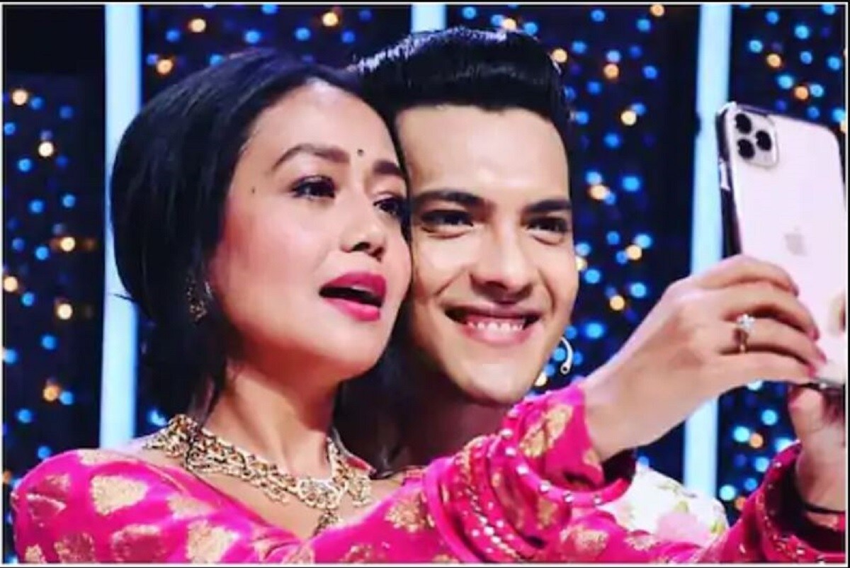তবে পরে জানা যায় তা নিছকই এক প্রচার। নেহা ও আদিত্যর মিউজিক ভিডিও-র প্রচার ছিল ওই বিয়ের খবর। তবে এবার ফের শোনা যাচ্ছে তিনি বিয়ে করছেন। photo source collected তবে পরে জানা যায় তা নিছকই এক প্রচার। নেহা ও আদিত্যর মিউজিক ভিডিও-র প্রচার ছিল ওই বিয়ের খবর। তবে এবার ফের শোনা যাচ্ছে তিনি বিয়ে করছেন। photo source collected