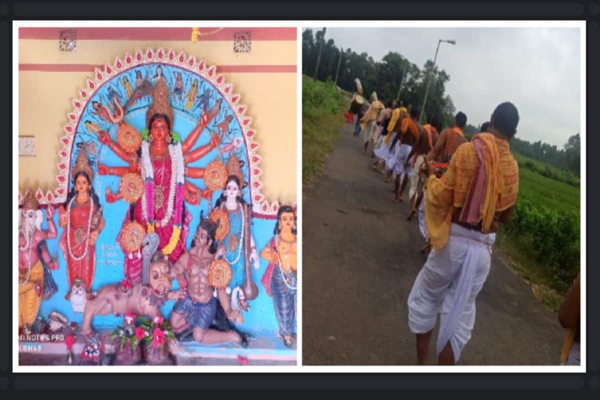 শুরু হয়ে গিয়েছে বাঙালির সব থেকে বড় উৎসব দুর্গাপুজা। এই চার দিন দেবীর আরাধনায় মেতে ওঠে সকলে। মা দুর্গার পুজোর সঙ্গে এক জায়গায় এক রকম ইতিহাস জড়িয়ে। তেমনই এক অলৌকিক কাহিনী রয়েছে বাঁকুড়ার গোকুল নগরের গয়াল ব্রাহ্মণ পাড়ার দুর্গা পুজোতে। ছবি: অনুভব চক্রবর্তী শুরু হয়ে গিয়েছে বাঙালির সব থেকে বড় উৎসব দুর্গাপুজা। এই চার দিন দেবীর আরাধনায় মেতে ওঠে সকলে। মা দুর্গার পুজোর সঙ্গে এক জায়গায় এক রকম ইতিহাস জড়িয়ে। তেমনই এক অলৌকিক কাহিনী রয়েছে বাঁকুড়ার গোকুল নগরের গয়াল ব্রাহ্মণ পাড়ার দুর্গা পুজোতে। ছবি: অনুভব চক্রবর্তী
