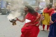 মুখে মাস্ক, লাল শাড়ি !রাস্তাতেই বিসর্জনের ধুনুচি নাচ শুরু জনপ্রিয় টলি অভিনেত্রীর
