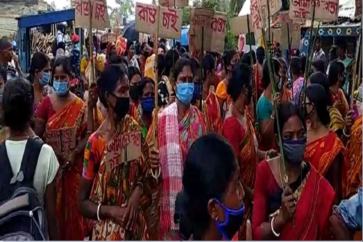 বেহাল রাস্তা পাকা করার দাবিতে রাজ্য সড়ক অবরোধ মালদহের হবিবপুর অনাইলে। মালদা- নালাগোলা রাজ্য সড়ক অবরোধ মহিলাদের। চার গ্রামের মহিলারা একতজোট হয়ে দীর্ঘক্ষণ ব্যস্ততম রাজ্য সড়ক অবরোধ করে বিক্ষোভ দেখান। (ছবি ও লেখা: সেবক দেবশর্মা) বেহাল রাস্তা পাকা করার দাবিতে রাজ্য সড়ক অবরোধ মালদহের হবিবপুর অনাইলে। মালদা- নালাগোলা রাজ্য সড়ক অবরোধ মহিলাদের। চার গ্রামের মহিলারা একতজোট হয়ে দীর্ঘক্ষণ ব্যস্ততম রাজ্য সড়ক অবরোধ করে বিক্ষোভ দেখান। (ছবি ও লেখা: সেবক দেবশর্মা)