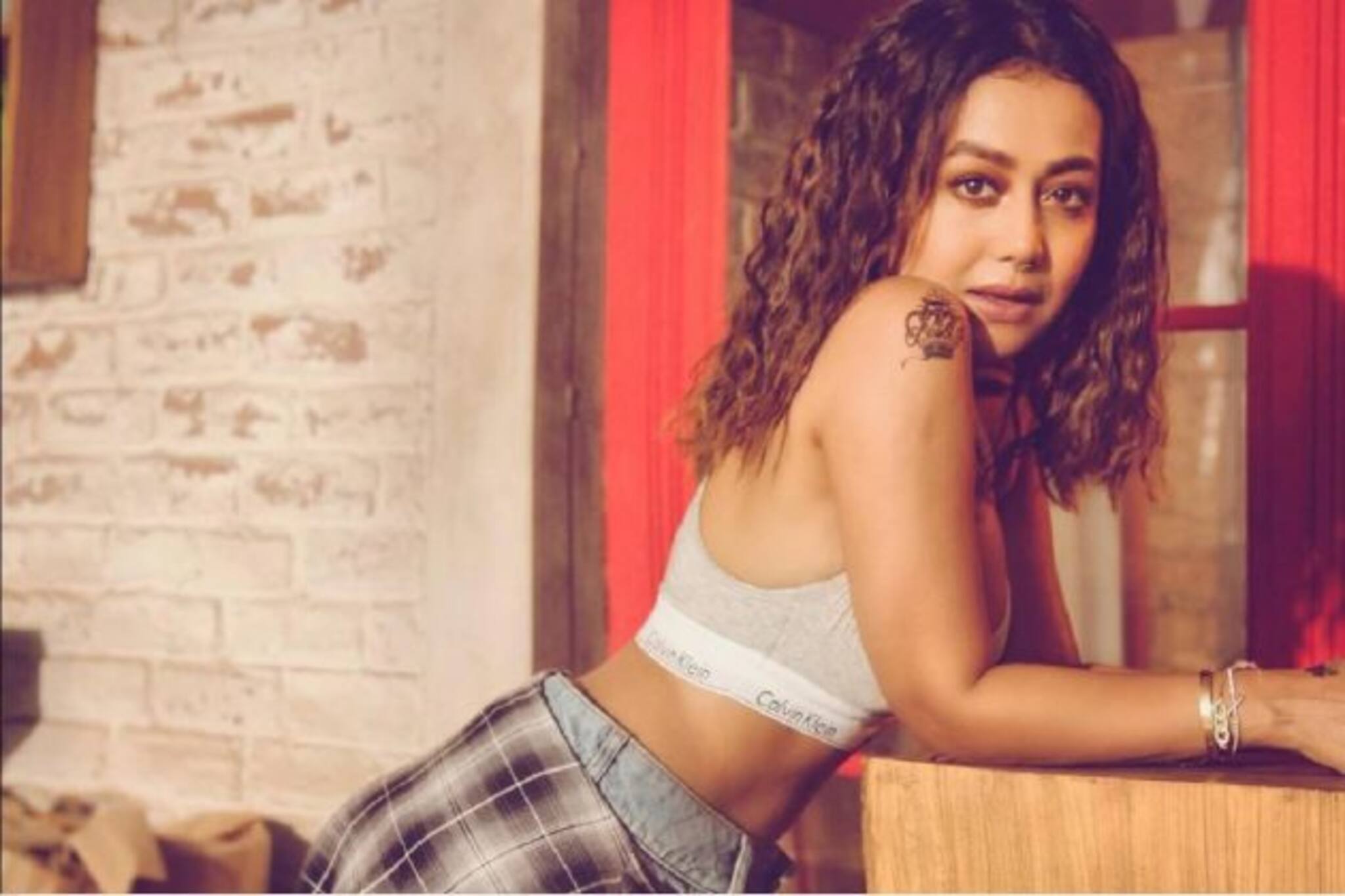 অবসাদে ভুগছেন নেহা কক্কর ! বিয়ে ঠিক হয়ে গেলেও প্রাক্তন প্রেমিককে ভুলতে পারছেন না