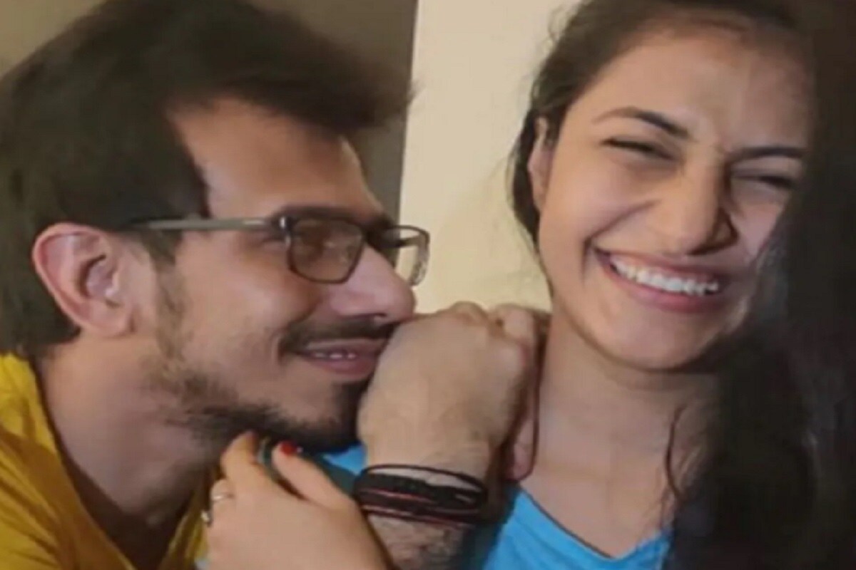বিরাট কোহলির নেতৃত্বে এইবারের আইপিএল আরসিবির জন্য অত্যন্ত ভাল যাচ্ছে ৷ ৯ ম্যাচে ৬ জয়ের সাহায্য লিগ টেবিলের তৃতীয় স্তানে বিরাটের দল ৷ আরসিবি এইবার ব্যাটিং, বোলিং ও ফিল্ডিং-এ বেশ নজর কেড়েছেন ৷ দলের স্টার বোলার যুজবেন্দ্র চাহালের পারফরমেন্সে সবার নজর কেড়েছেন ৷ বিরাট কোহলির নেতৃত্বে এইবারের আইপিএল আরসিবির জন্য অত্যন্ত ভাল যাচ্ছে ৷ ৯ ম্যাচে ৬ জয়ের সাহায্য লিগ টেবিলের তৃতীয় স্তানে বিরাটের দল ৷ আরসিবি এইবার ব্যাটিং, বোলিং ও ফিল্ডিং-এ বেশ নজর কেড়েছেন ৷ দলের স্টার বোলার যুজবেন্দ্র চাহালের পারফরমেন্সে সবার নজর কেড়েছেন ৷