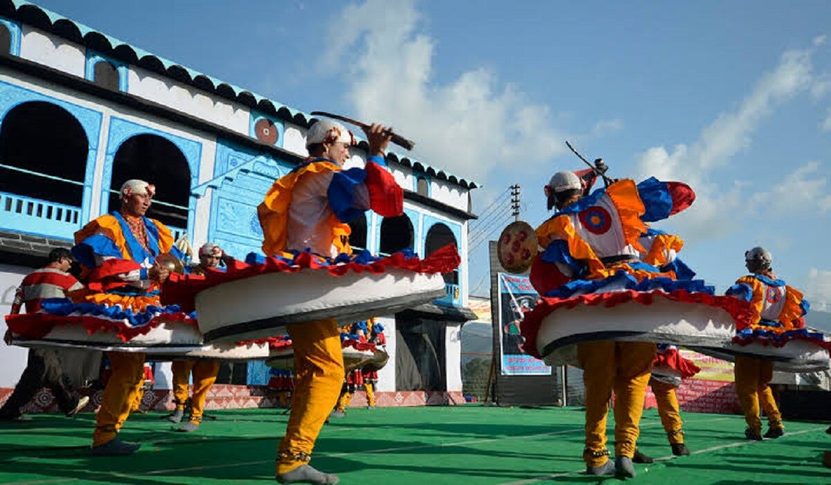 চোলিয়া: ছৌ-এর মতো এটিও একটি মার্শাল আর্ট মিশ্রিত নৃত্য। উত্তরাখণ্ডের কুমায়ুনি সম্প্রদায় এই নাচ করেন। আগে এই নাচ বিয়ের সময় হত, এখন বিভিন্ন সাংস্কৃতিক অনুষ্ঠানেও সম্পন্ন হয়। এই নাচের সঙ্গে এই সম্প্রদায়ের কিছু প্রাচীন বিশ্বাস জড়িত আছে। বলা হয়, এই নাচ করলে অশুভ আত্মা দূরে সরে যায় এবং ঈশ্বরের আশীর্বাদ পাওয়া যায়।photo source collected চোলিয়া: ছৌ-এর মতো এটিও একটি মার্শাল আর্ট মিশ্রিত নৃত্য। উত্তরাখণ্ডের কুমায়ুনি সম্প্রদায় এই নাচ করেন। আগে এই নাচ বিয়ের সময় হত, এখন বিভিন্ন সাংস্কৃতিক অনুষ্ঠানেও সম্পন্ন হয়। এই নাচের সঙ্গে এই সম্প্রদায়ের কিছু প্রাচীন বিশ্বাস জড়িত আছে। বলা হয়, এই নাচ করলে অশুভ আত্মা দূরে সরে যায় এবং ঈশ্বরের আশীর্বাদ পাওয়া যায়।photo source collected
