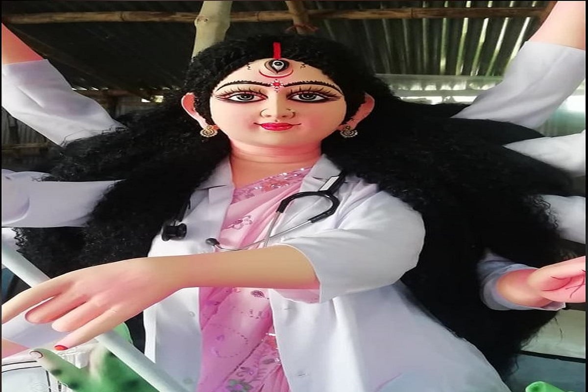 নিত্য পাল নামে এক ফেসবুক ব্যবহারকারী চিকিৎসক রূপে মা দুর্গার এই ছবি ফেসবুকে শেয়ার করেছেন৷ তাঁর দাবি, শিলিগুড়িতে কোনও একটি পুজো মা দুর্গাকে এভাবেই তুলে ধরা হয়েছে৷ চিকিৎসক রূপে মা দুর্গার এই ছবি ইতিমধ্যেই সোশ্যাল মিডিয়ায় ভাইরাল হয়েছে৷Photo-Nittya Paul/Facebook নিত্য পাল নামে এক ফেসবুক ব্যবহারকারী চিকিৎসক রূপে মা দুর্গার এই ছবি ফেসবুকে শেয়ার করেছেন৷ তাঁর দাবি, শিলিগুড়িতে কোনও একটি পুজো মা দুর্গাকে এভাবেই তুলে ধরা হয়েছে৷ চিকিৎসক রূপে মা দুর্গার এই ছবি ইতিমধ্যেই সোশ্যাল মিডিয়ায় ভাইরাল হয়েছে৷Photo-Nittya Paul/Facebook